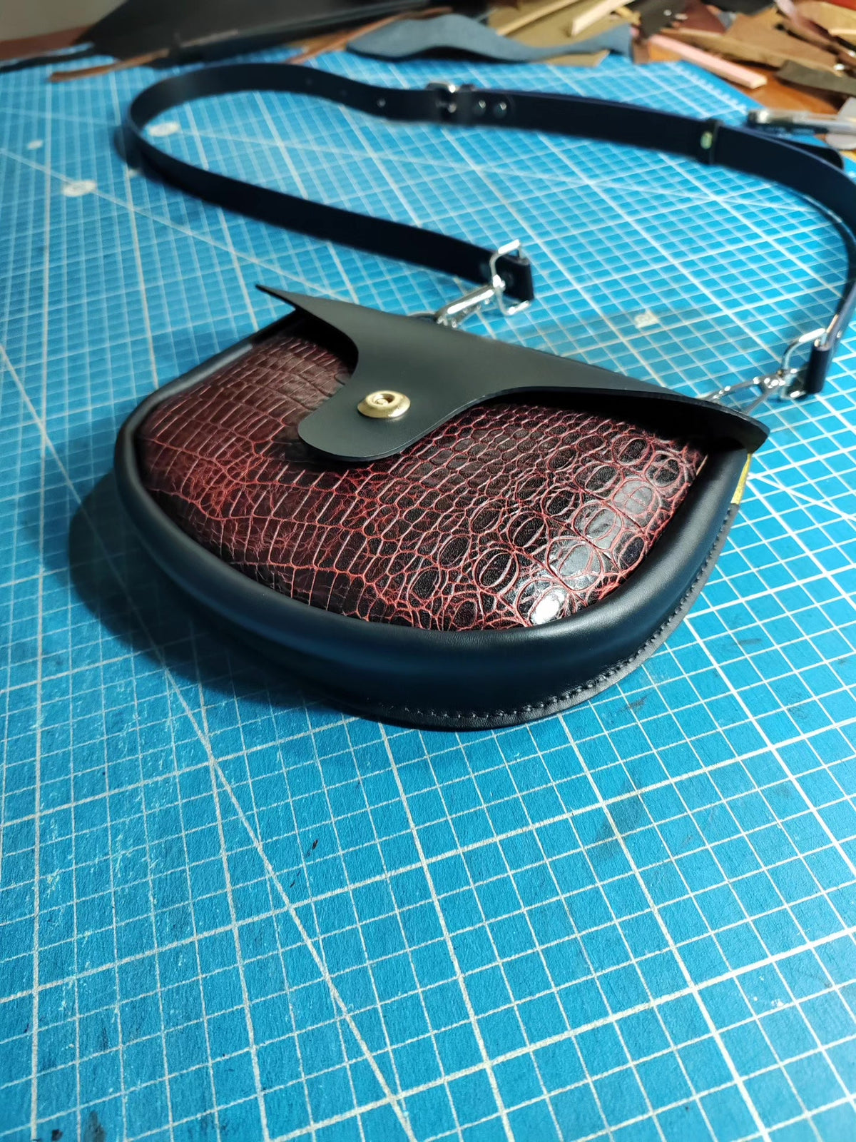 ハンドメイド 黒牛革 斜め掛けショルダーバッグ