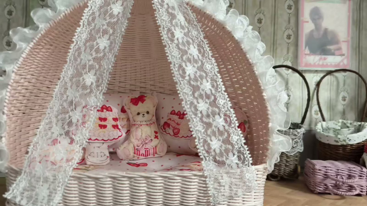Miniatur-gewebte Rattan-Wiege mit Spitzenbaldachin