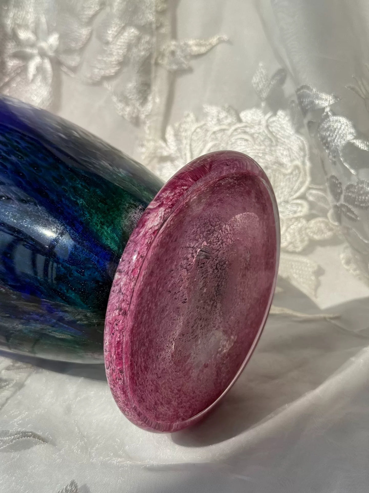 Vase haut en verre rose, bleu et vert avec rebord flamme