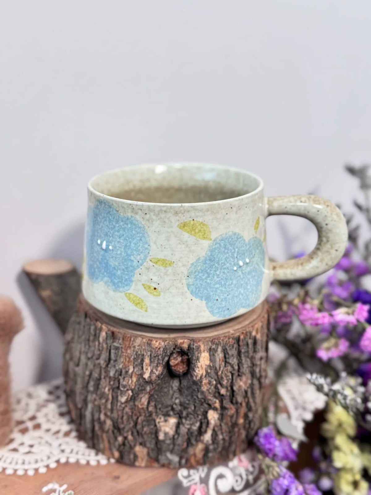 Handgefertigte Keramiktasse mit Katzenmotiv und Karomuster