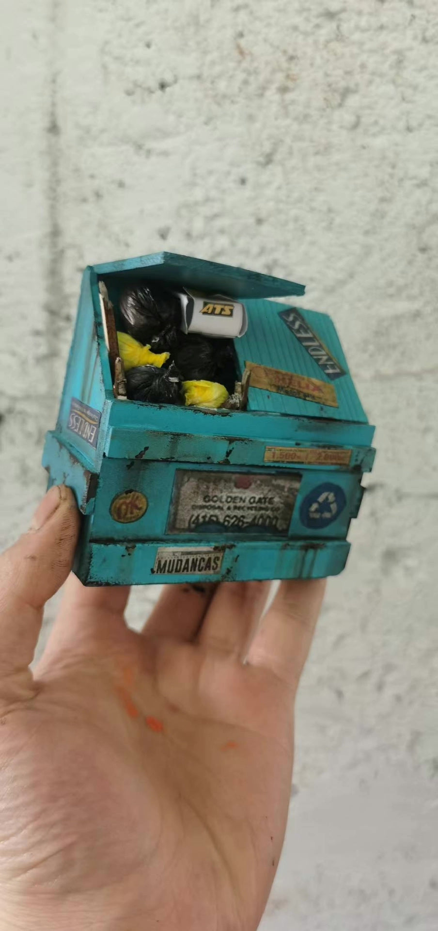 Modelo de Caixote do Lixo de Terra Devastada à Escala 1/18