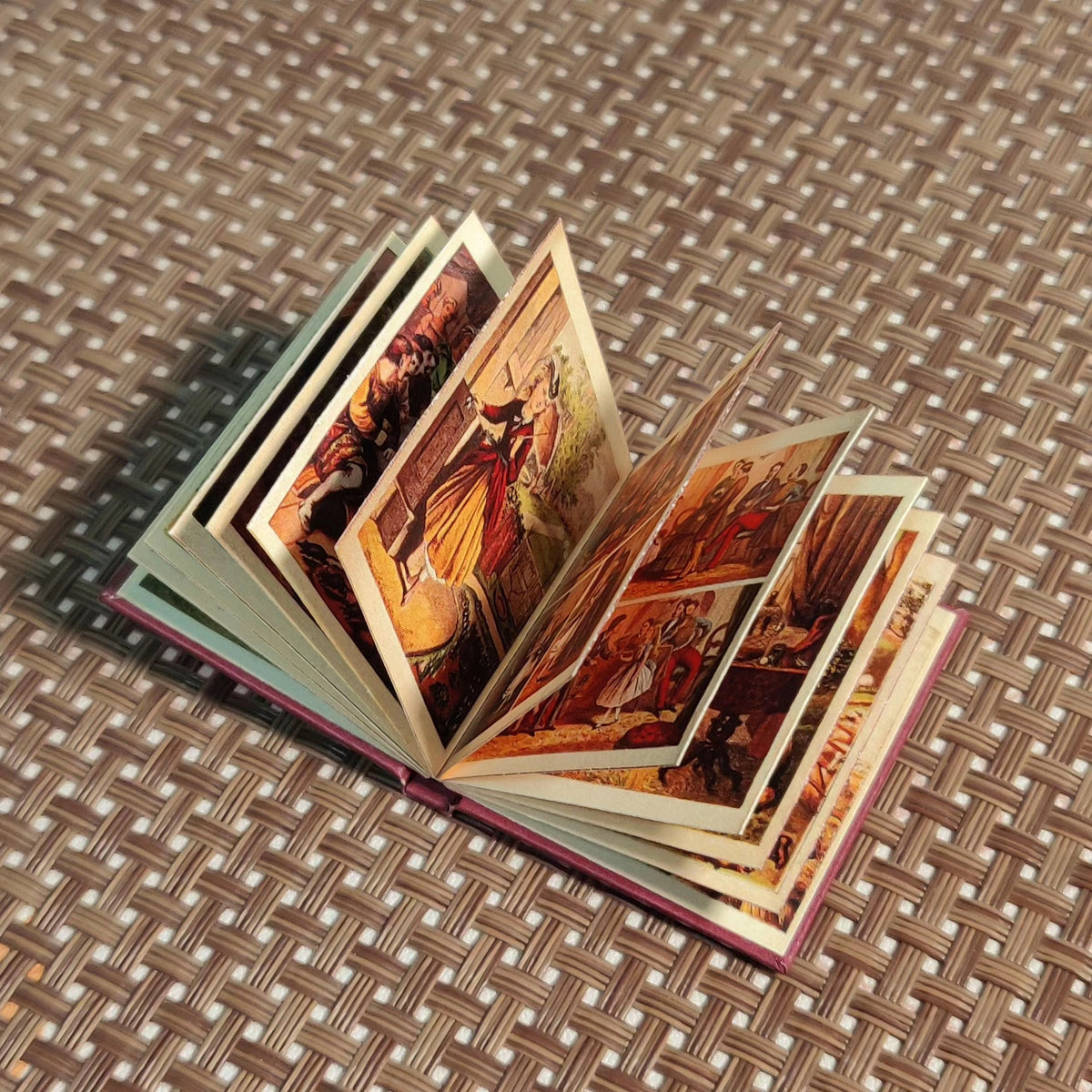 Miniatur-Requisitenbuch im Maßstab 1/6