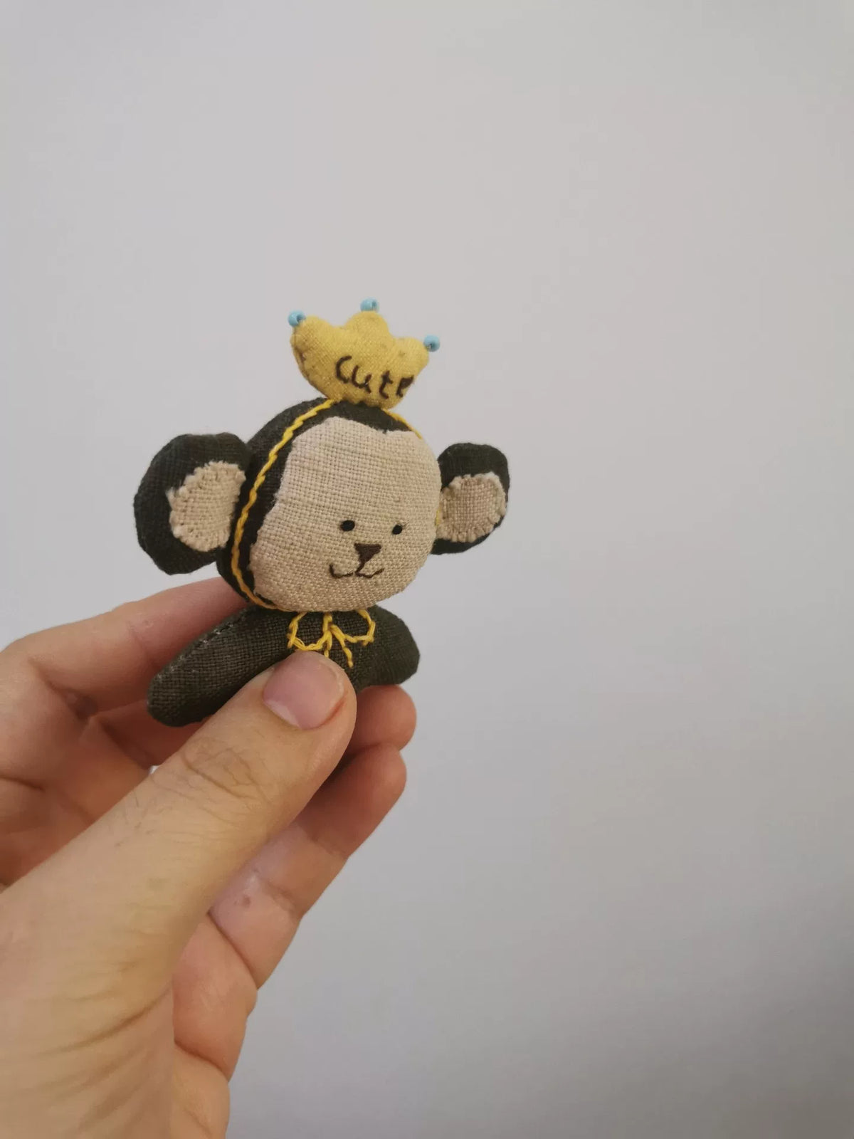 Broche de mono hecho a mano en tela de algodón tejida