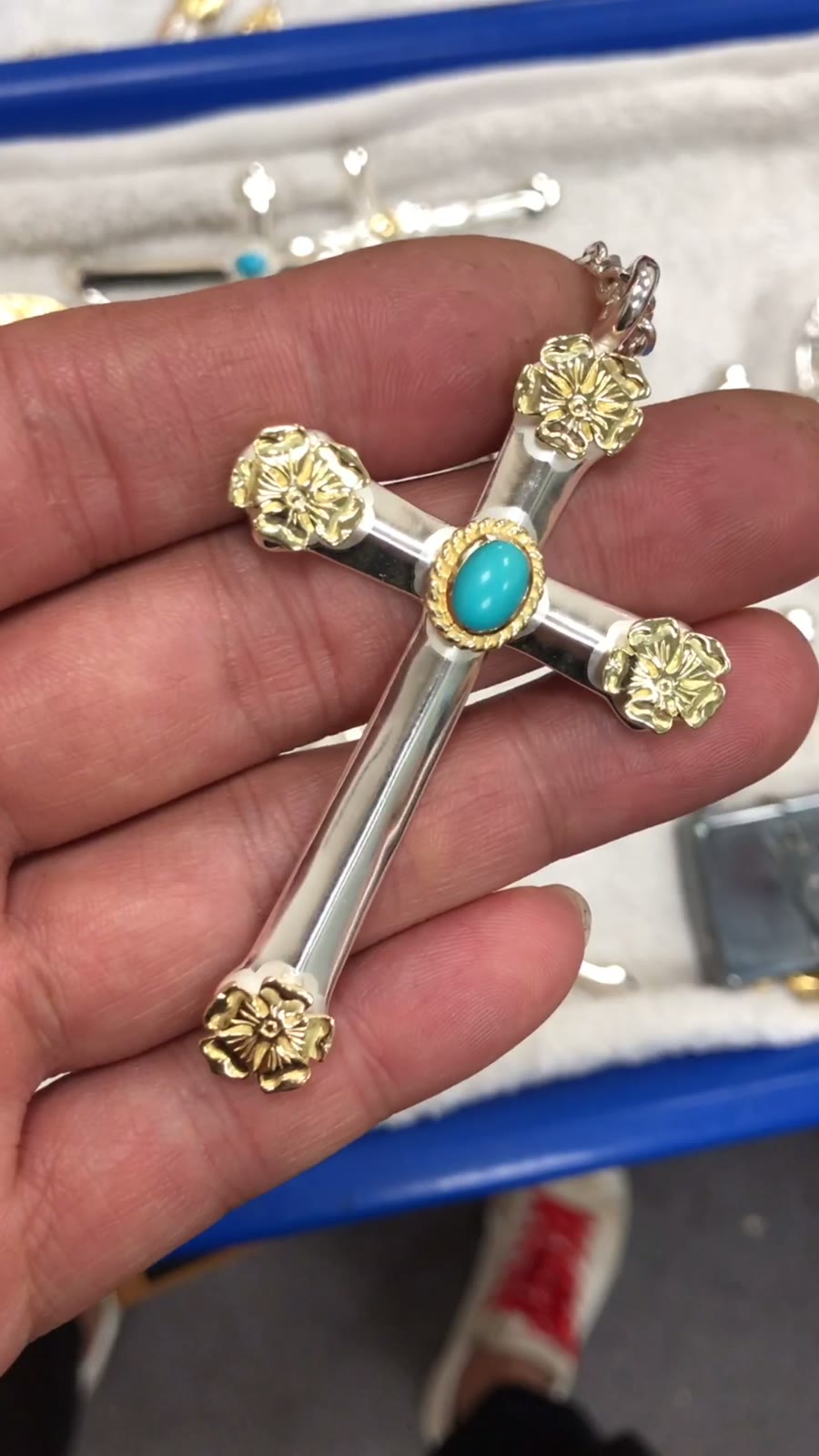 Ciondolo Croce Goros in Turchese e Oro 18k