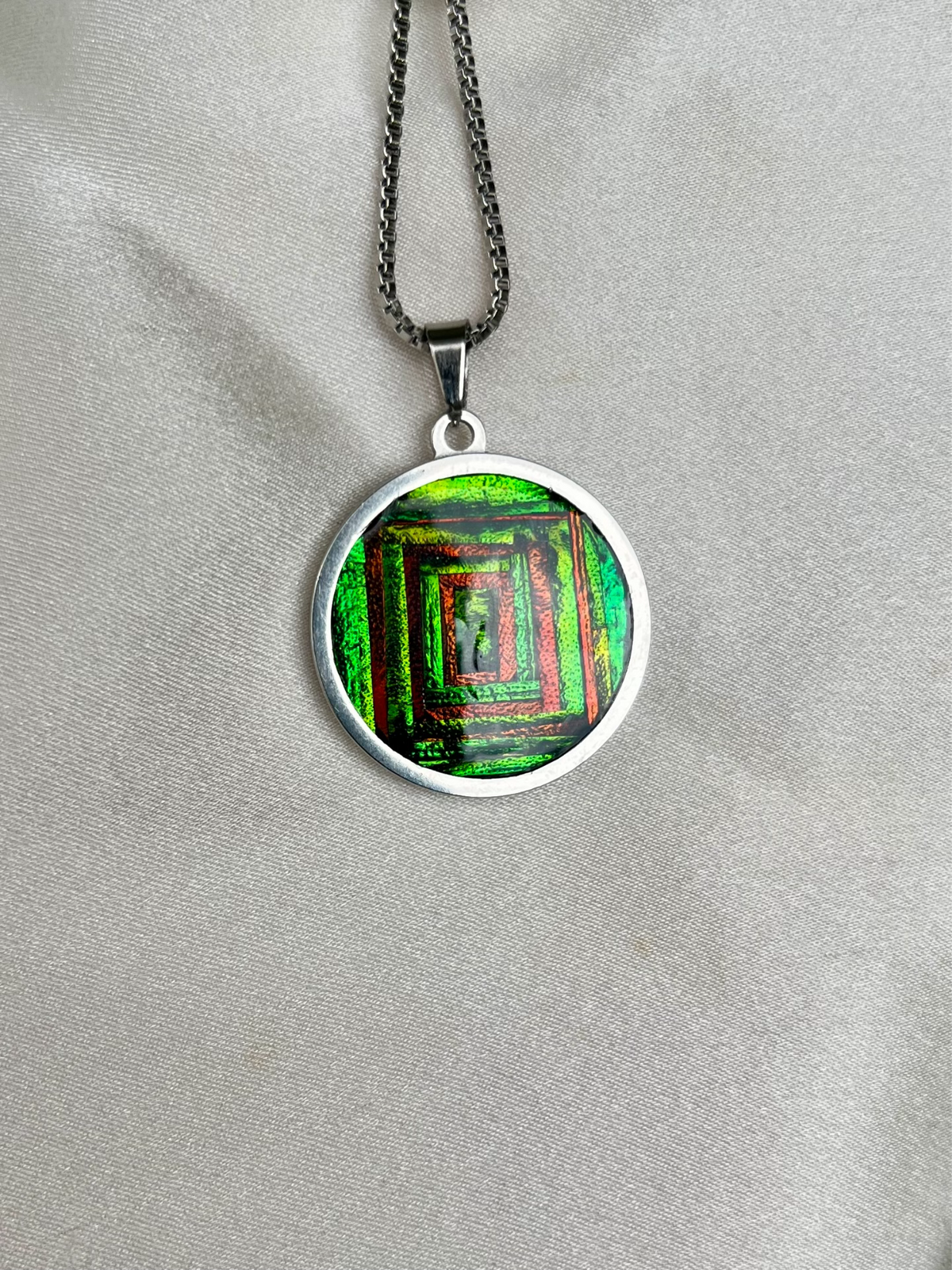 Collar de acero de titanio con mosaico de élitros de escarabajo joya