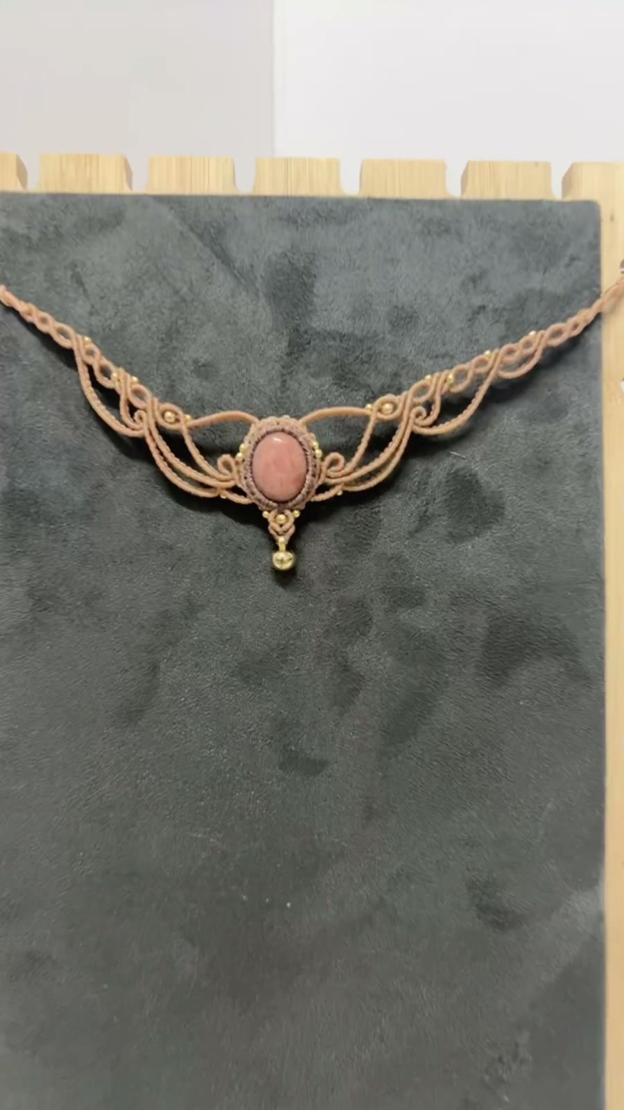 Collana in macramé intrecciata a mano con cabochon ovale