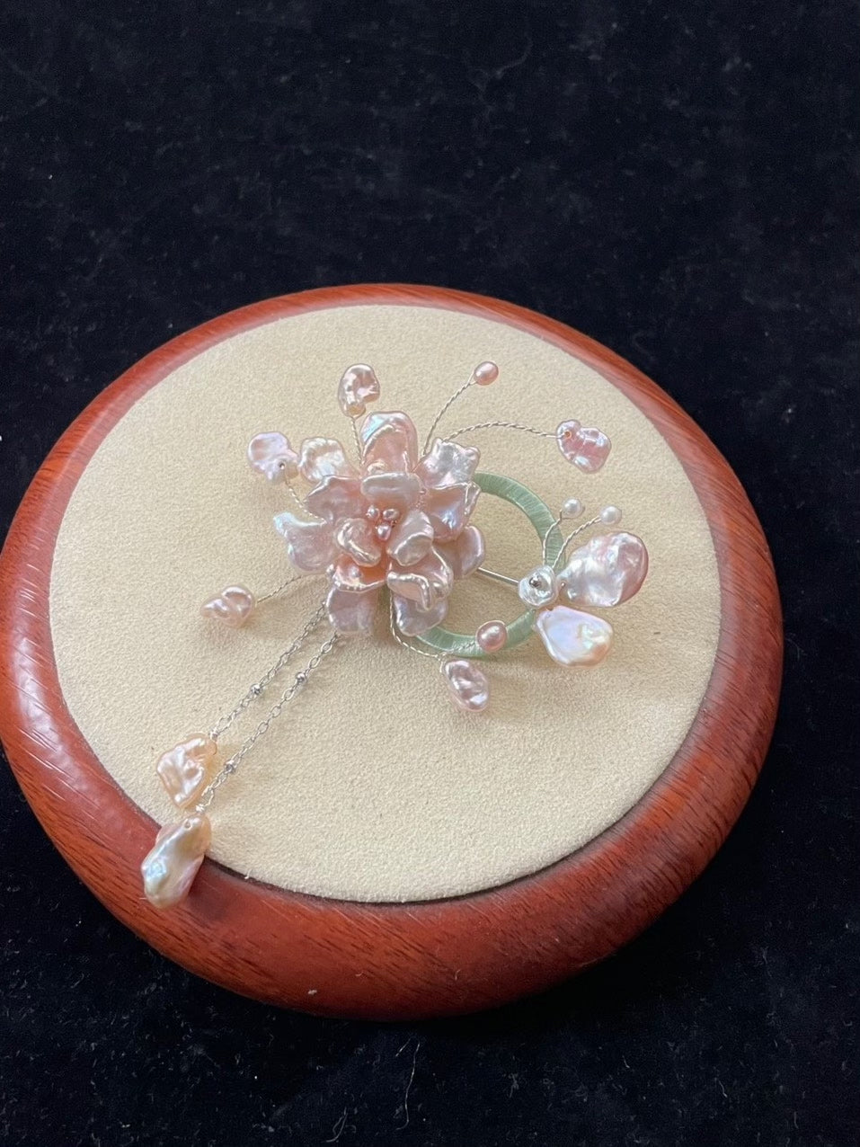 Broche de Pétalas em Pérola Natural com Pérolas Barrocas