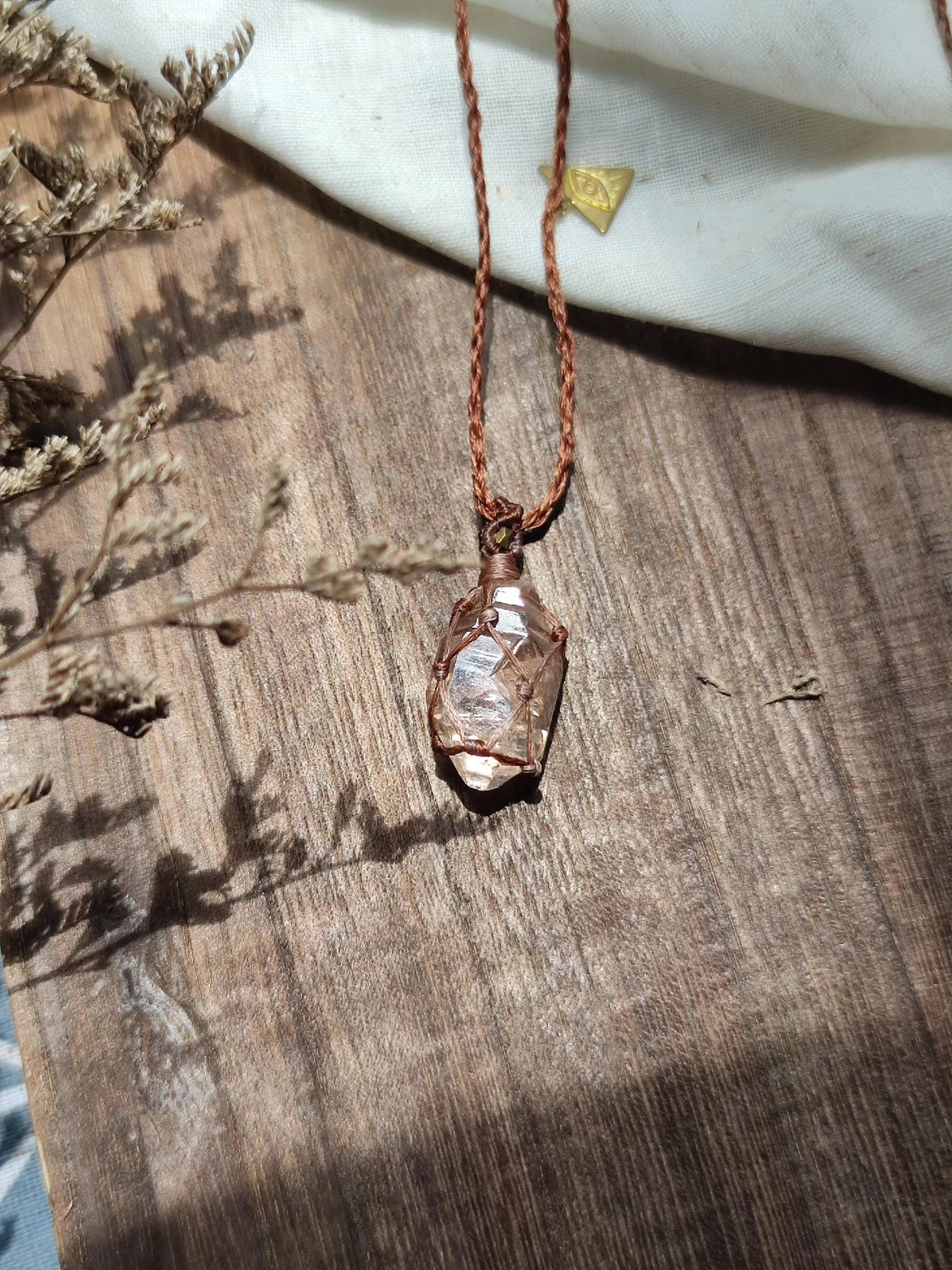 Collana macramè con punta di cristallo grezzo