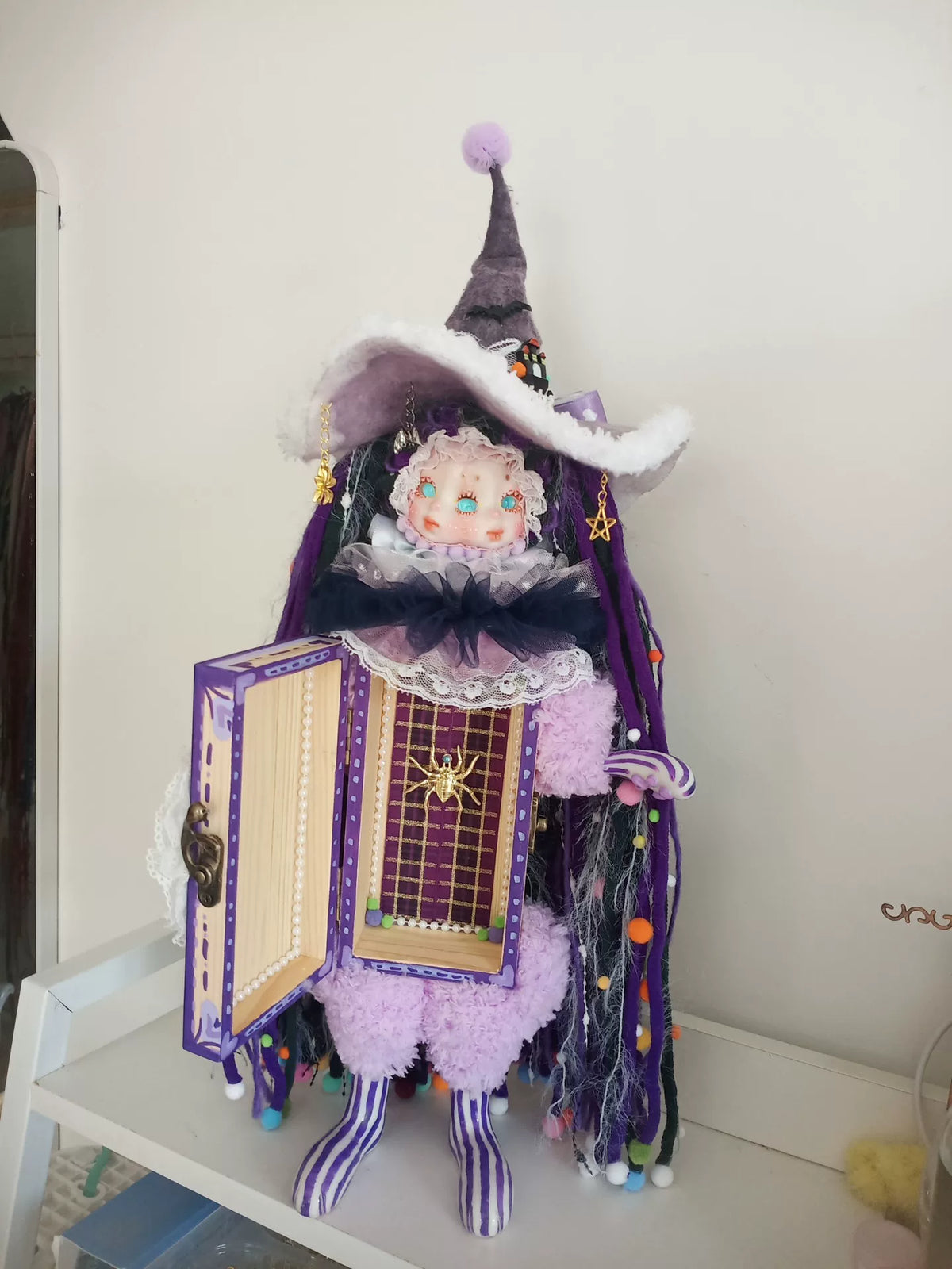 Figurine de sorcière d'Halloween avec boîte en bois