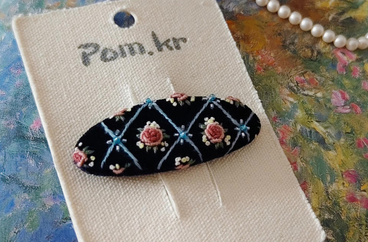 Barrette à cheveux brodée à la main velours noir