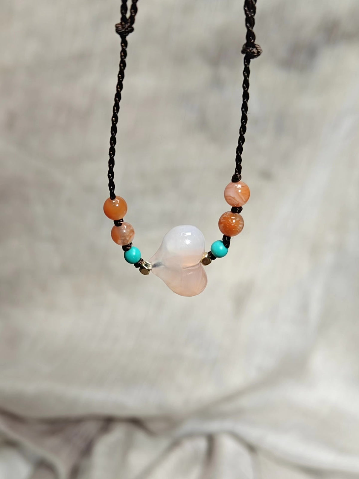 Pulseira de Calcedónia Rosa com Coração Tecida à Mão