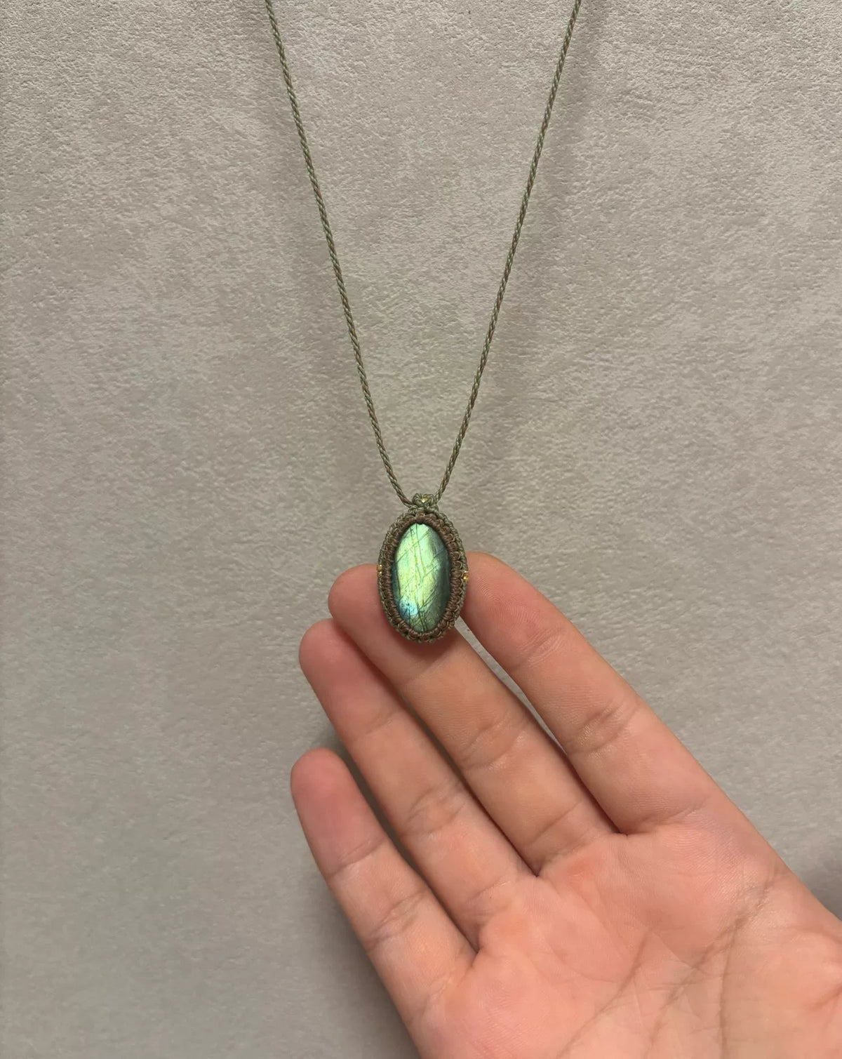 Collar de labradorita tejido a mano con cordón verde oliva oscuro