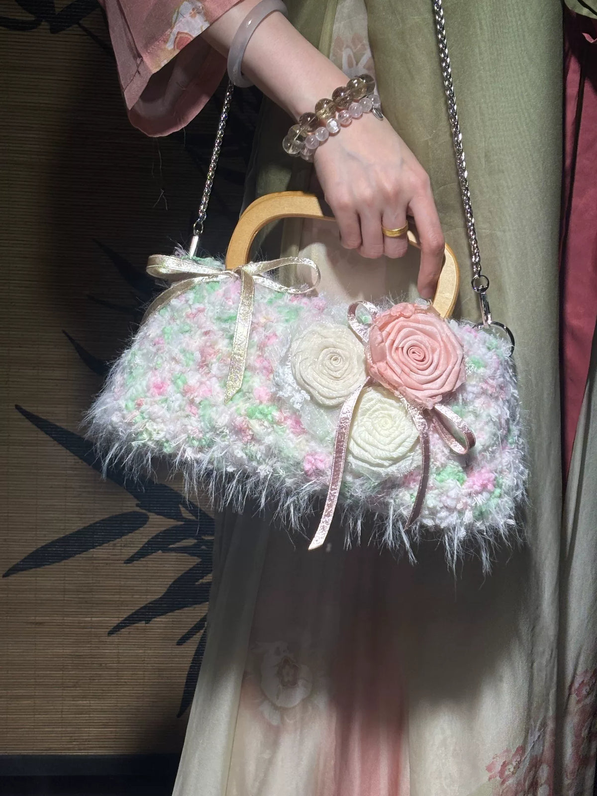 Sac à poignée en crochet avec applique de rose