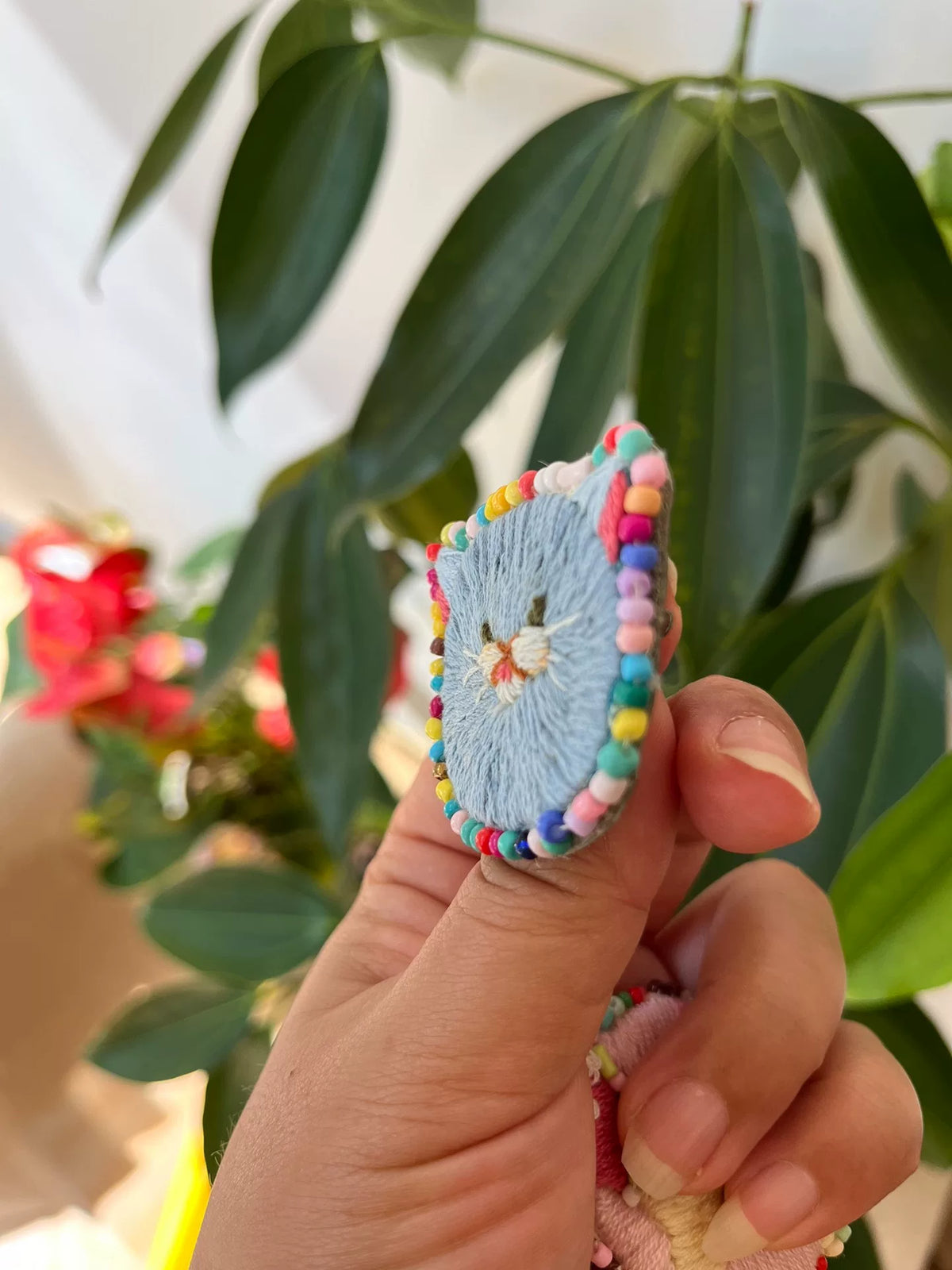 ハンドメイド ビーズ刺繍 猫型レザーブローチ