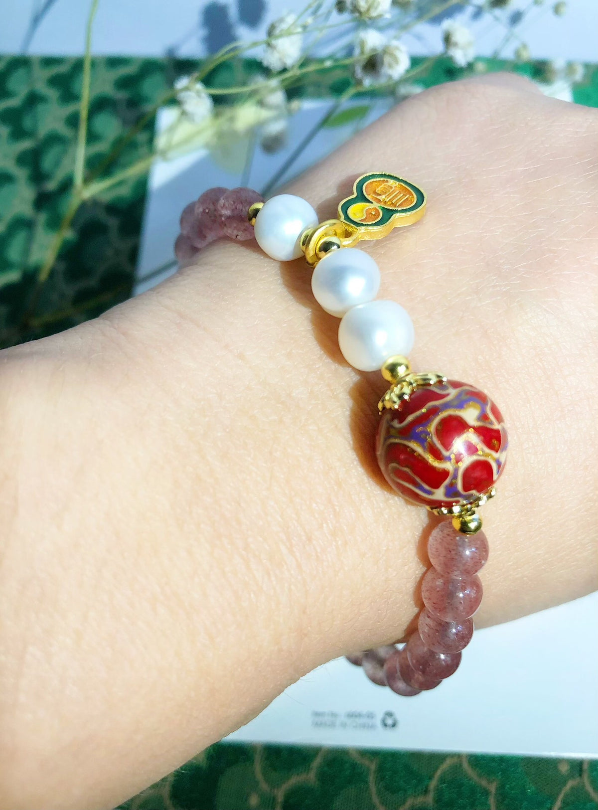 Pulsera de cuentas de cuarzo fresa con dije de laca