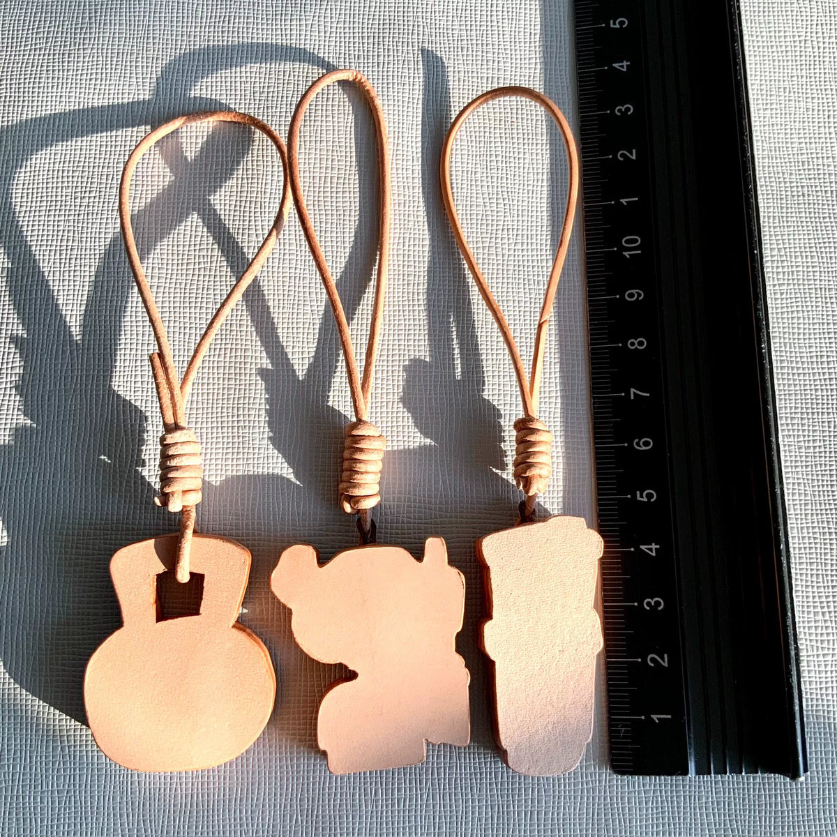 Handgesneden lederen charm set