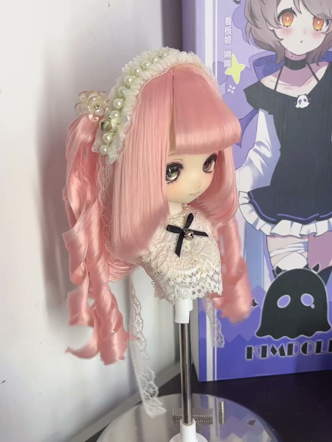 Peluca para muñeca rosa melocotón con coletas y rizos