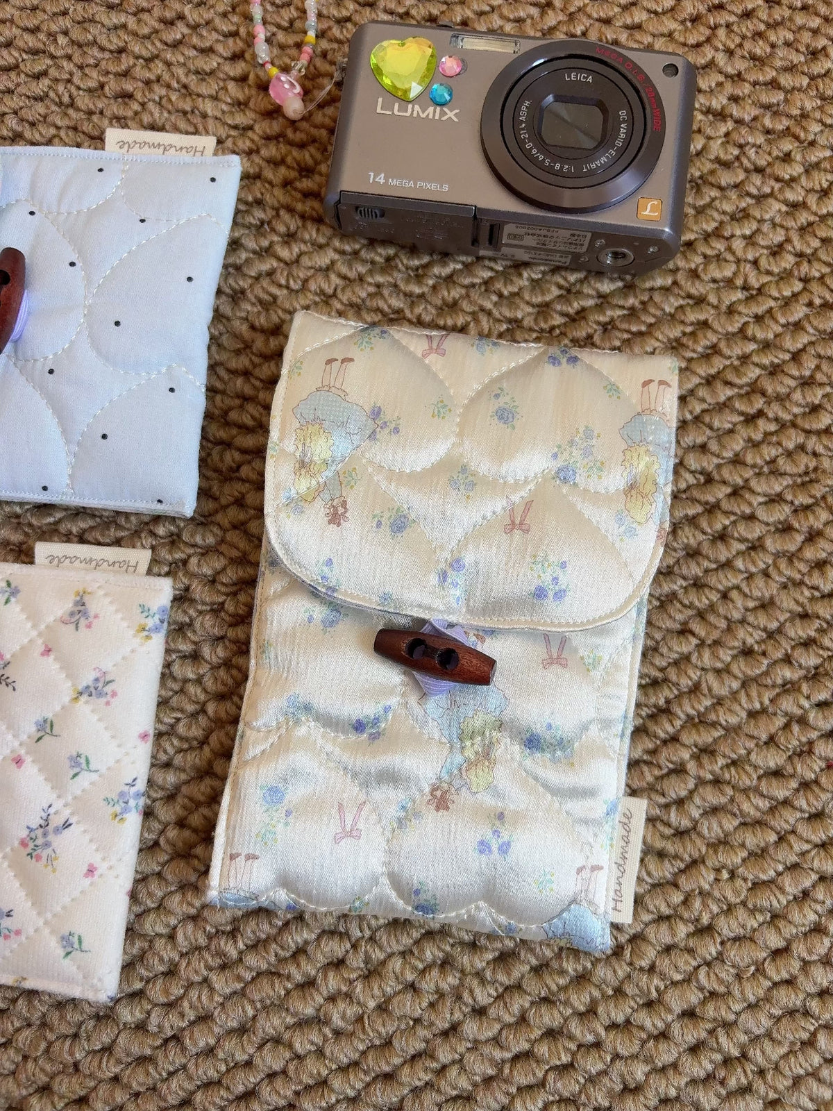 Quiltad kameraväska i bomull med träknapp