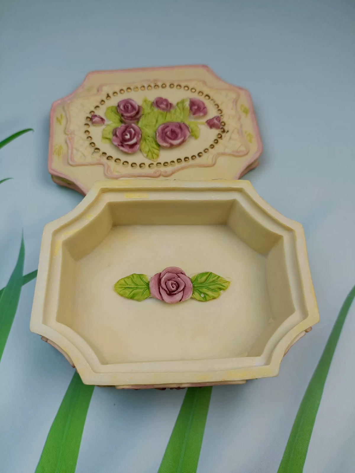 Silicone Floral Lidded Box Cream