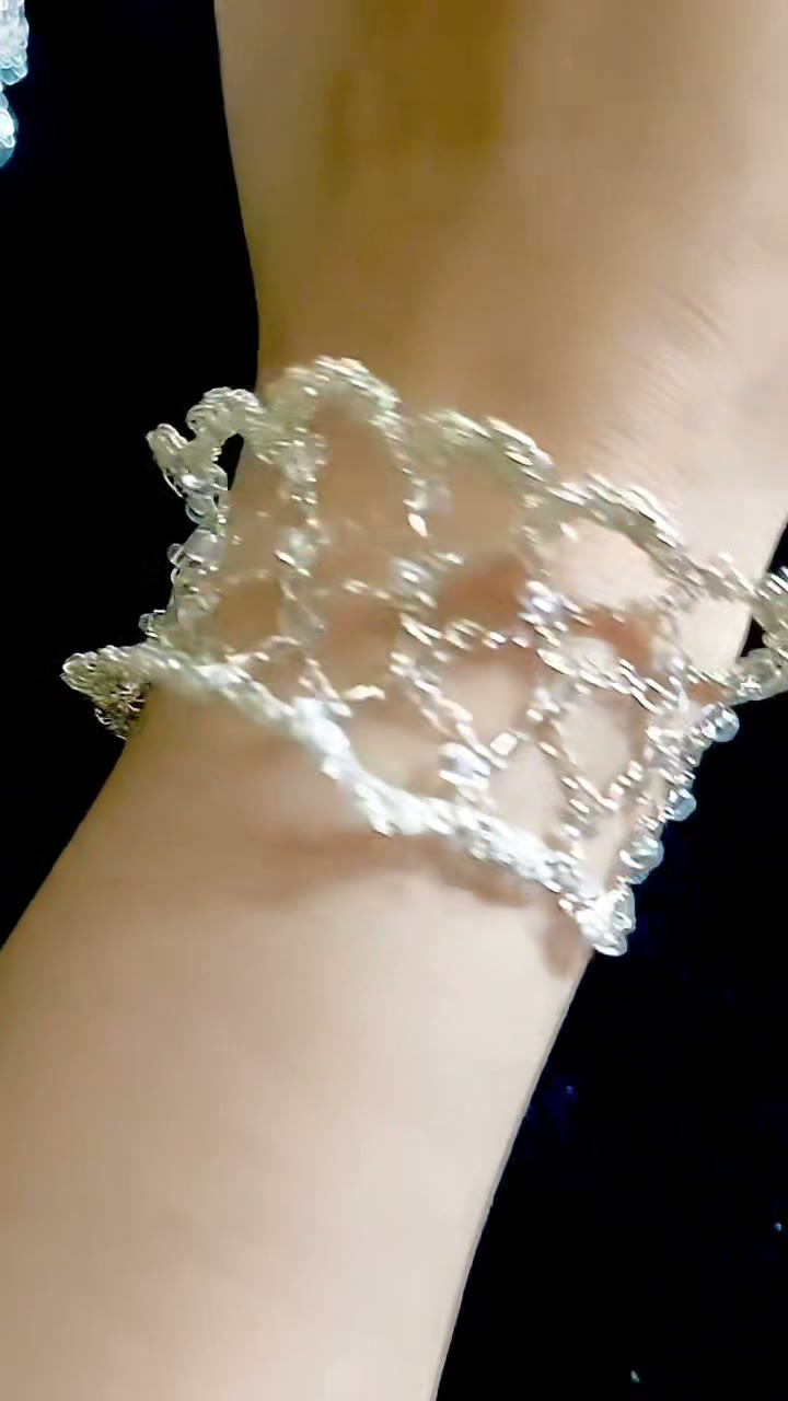 Bracelete de Renda em Fio de Metal Crochetado à Mão