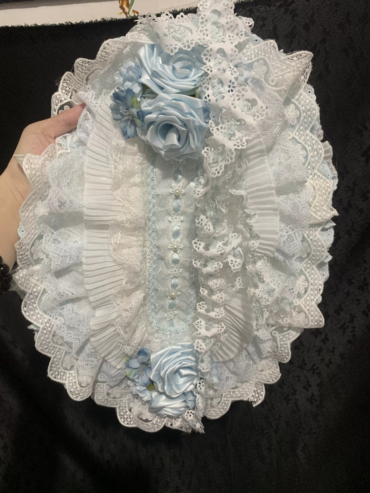 Bonete con Flores Azules de Encaje Blanco