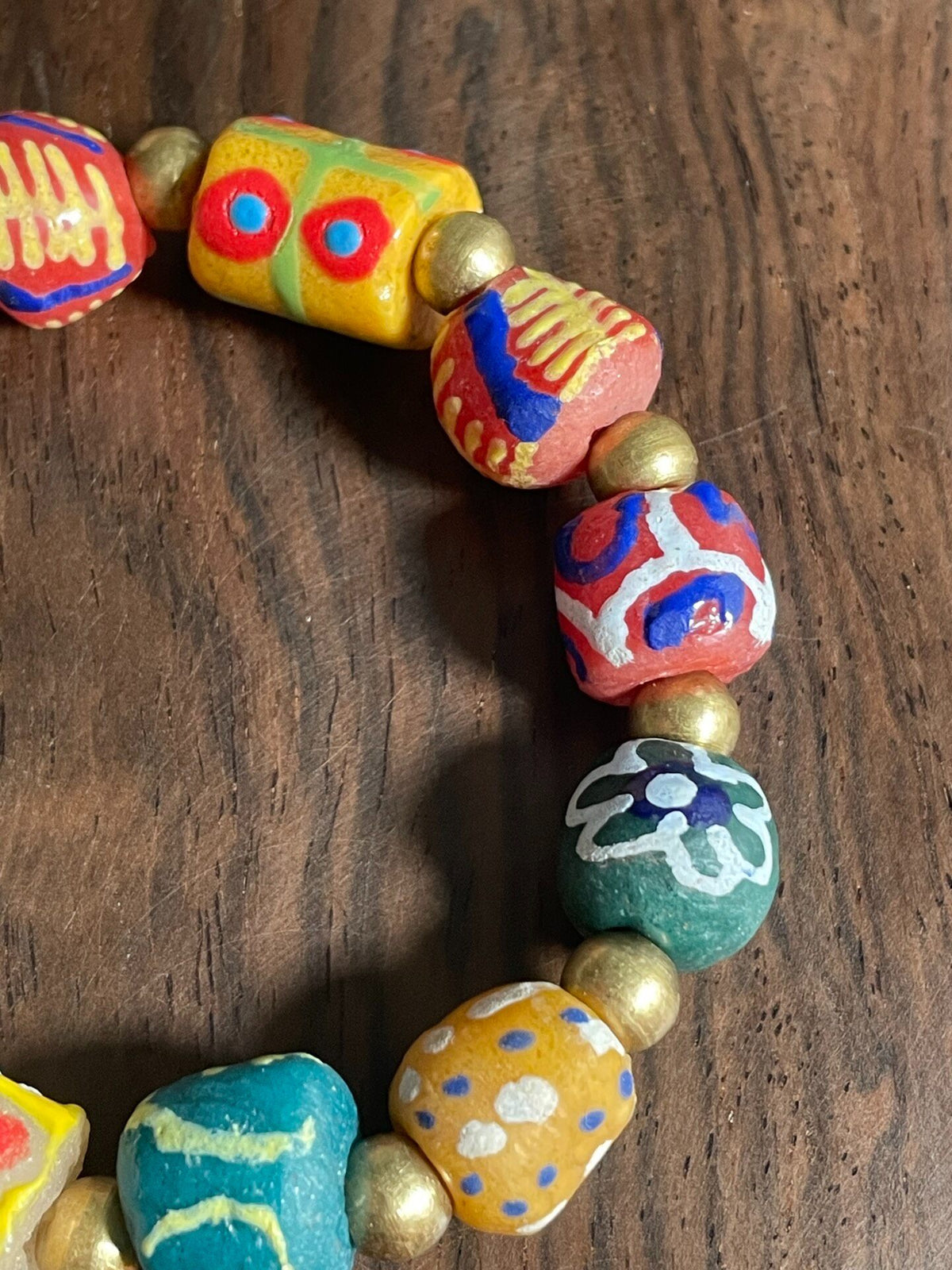 Handbemaltes Armband mit afrikanischen Handelsperlen