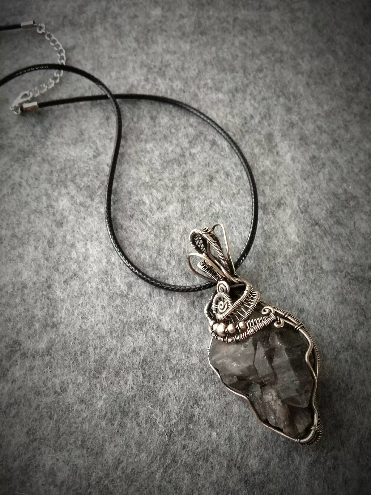 Halsband med rökkvartkristall