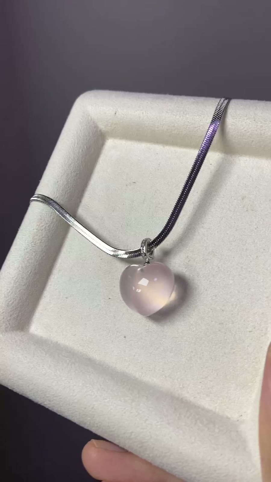 Collier pendentif cœur en cristal rose naturel