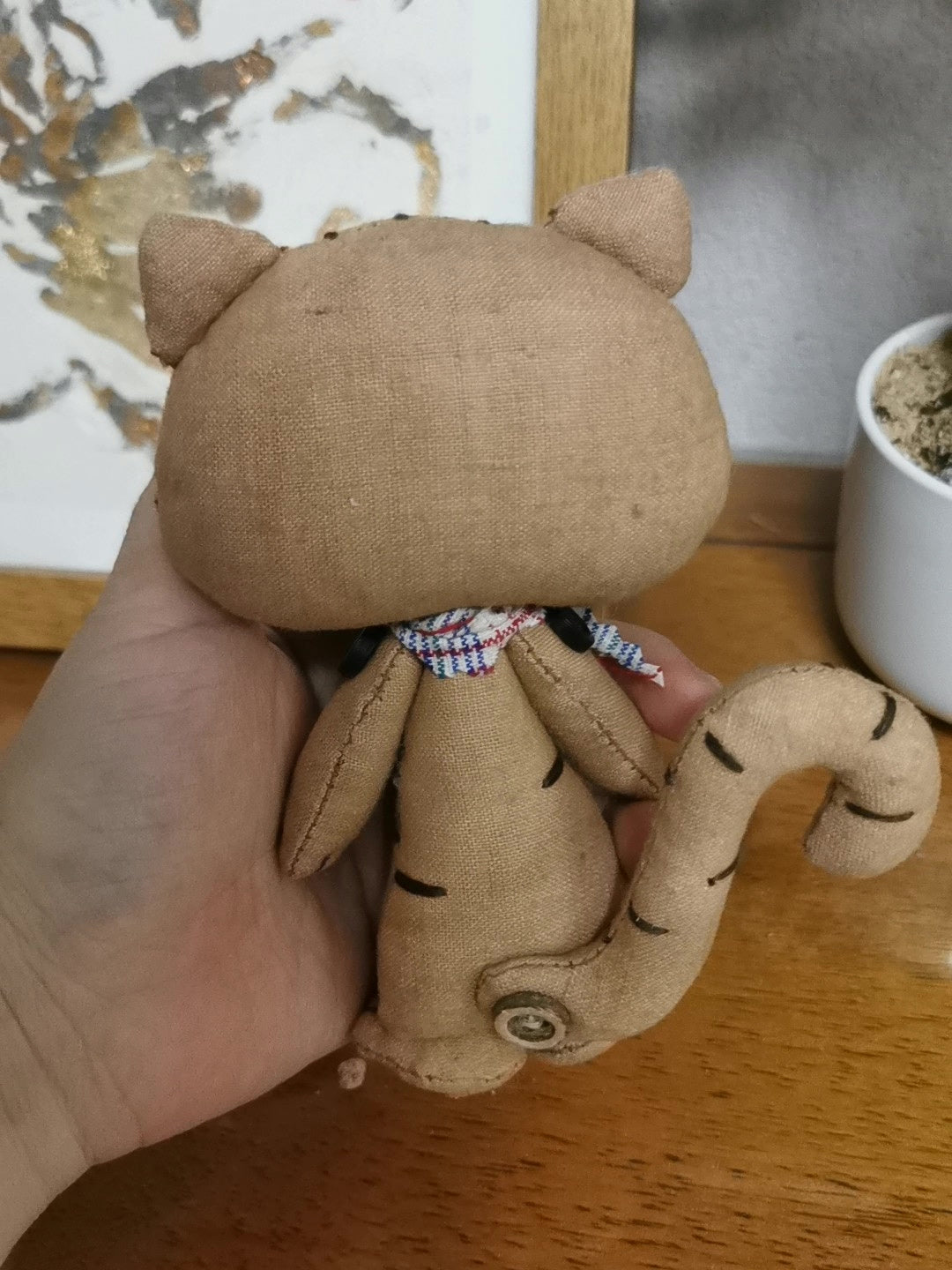Handgefertigte Katzenfigur aus beigem Leinen