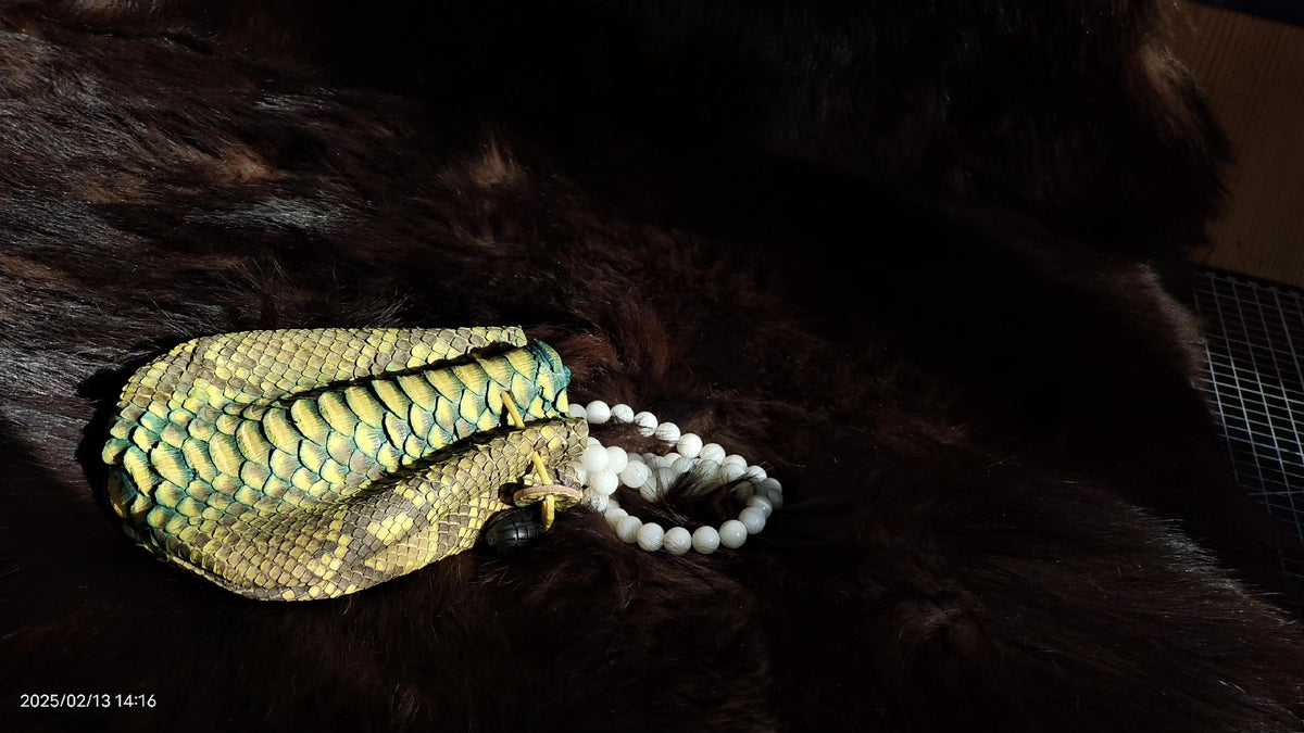Saco de Cordão em Escamas de Dragão Feito à Mão