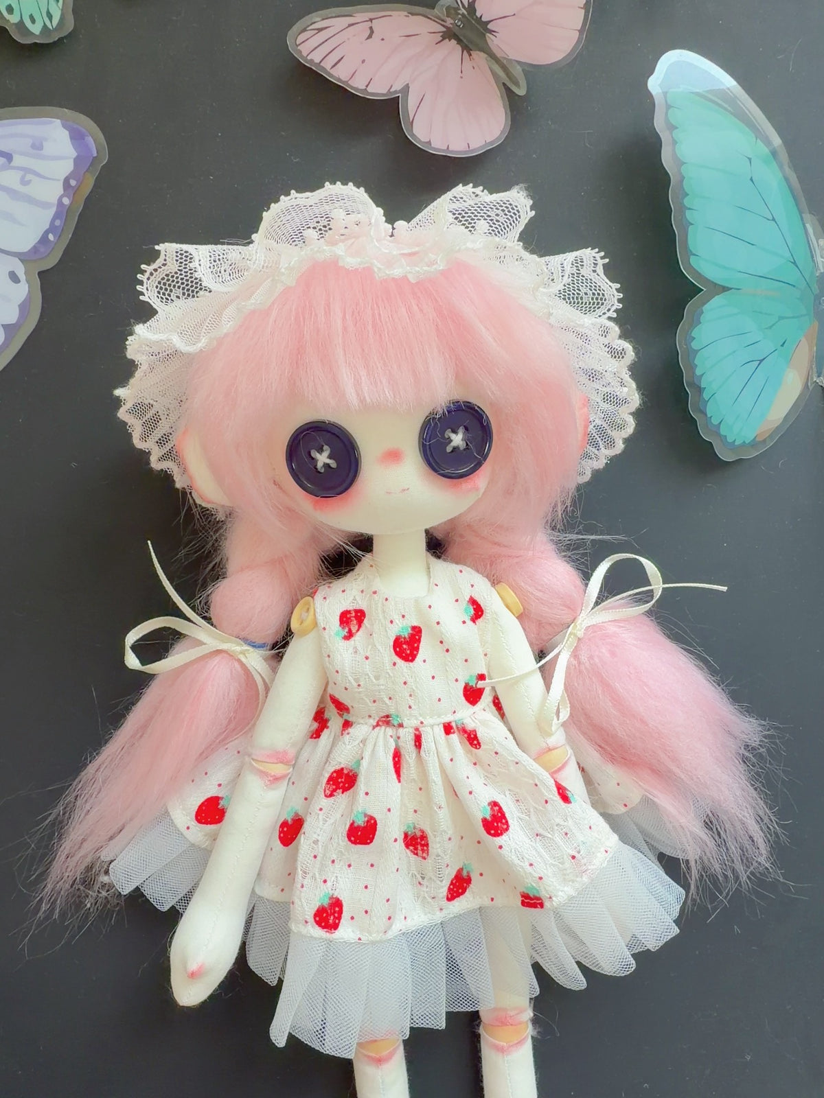 Handgefertigte Stoffpuppe mit Erdbeerkleid