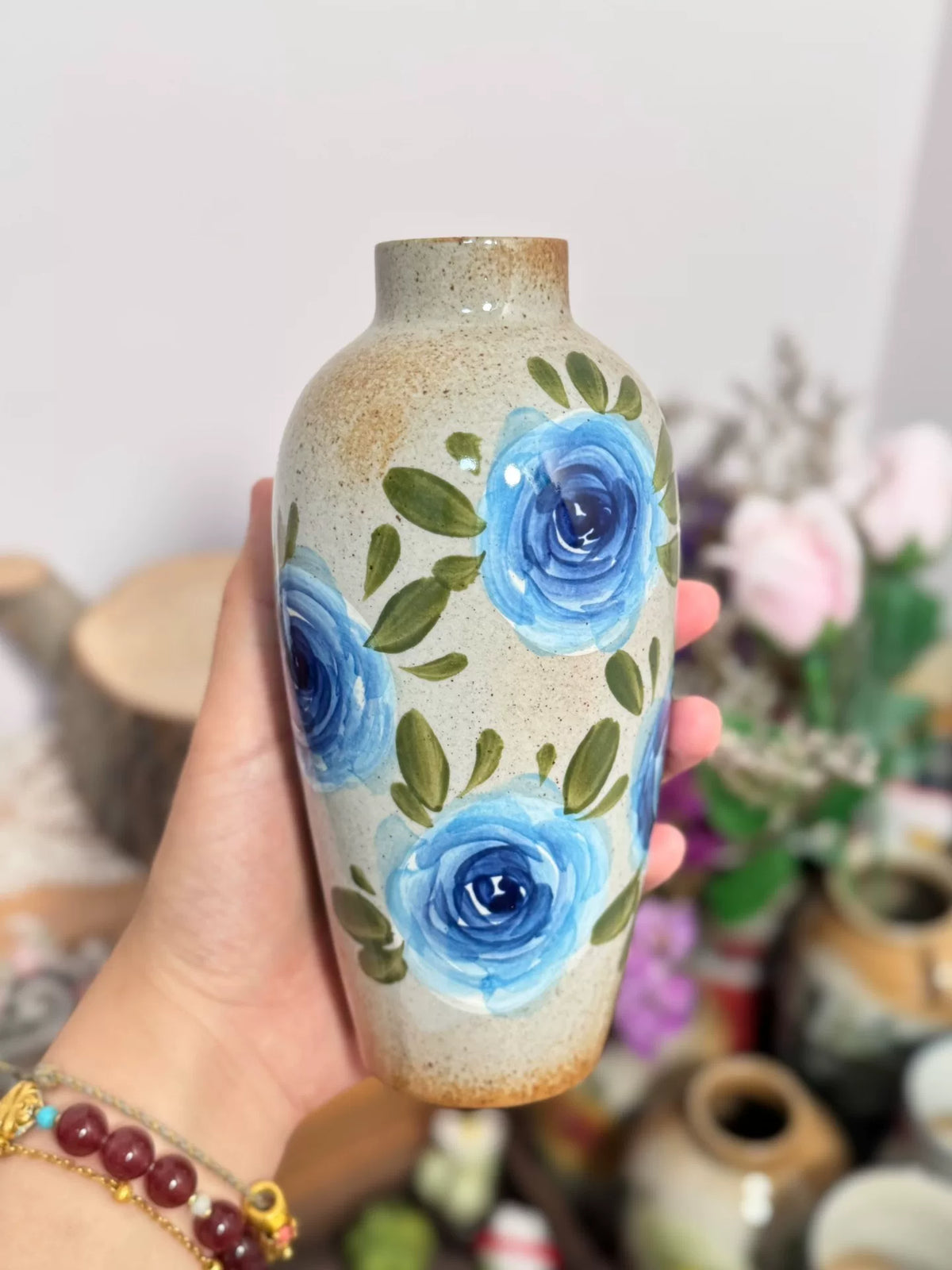 手描きブルーローズの陶器花瓶