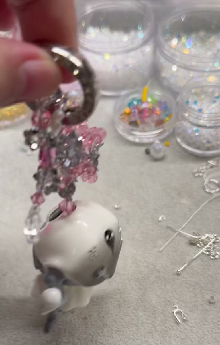 Spökflicka telefoncharm i resin med pärlkedja