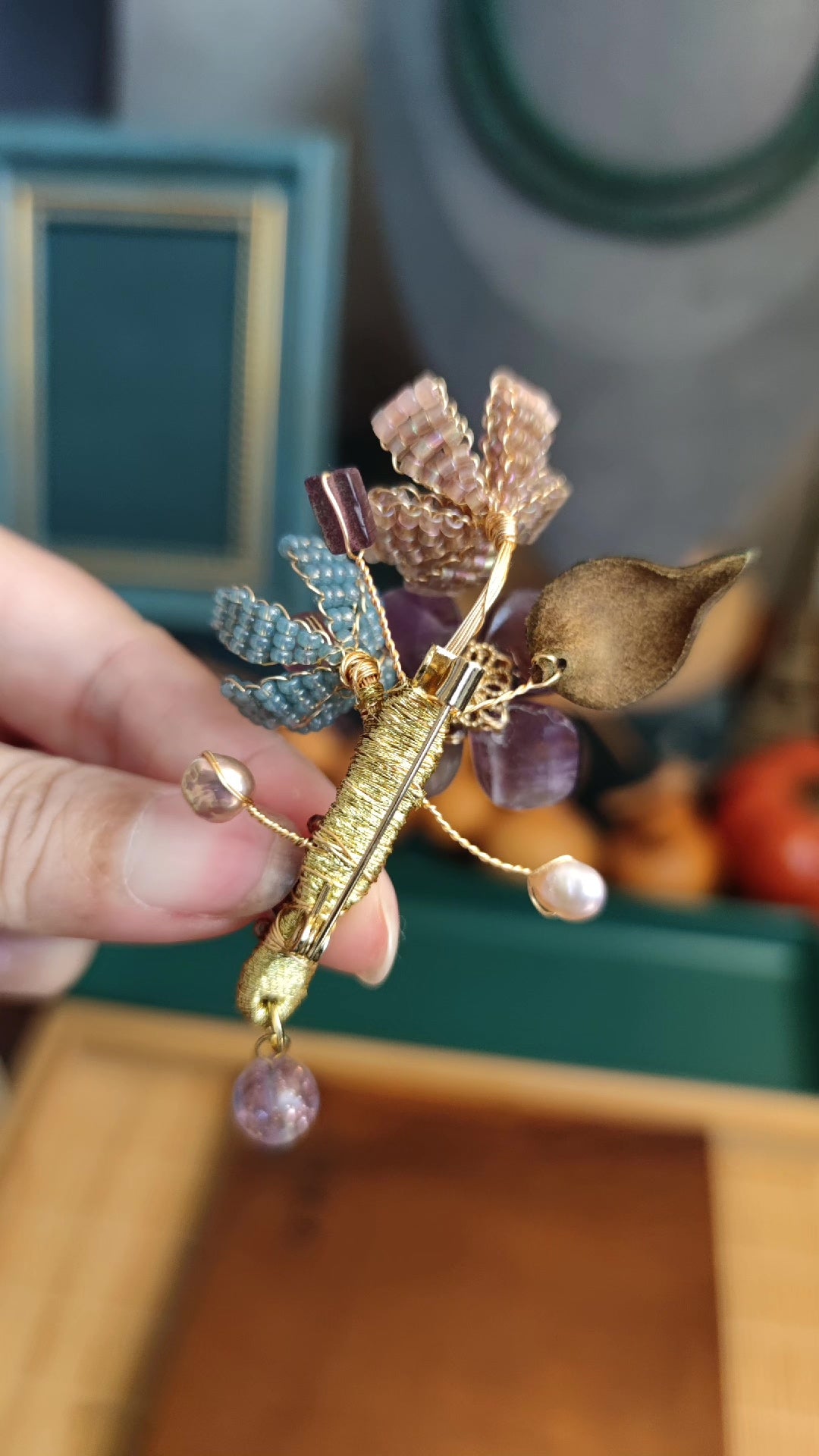 Broche florale perlée en améthyste faite main