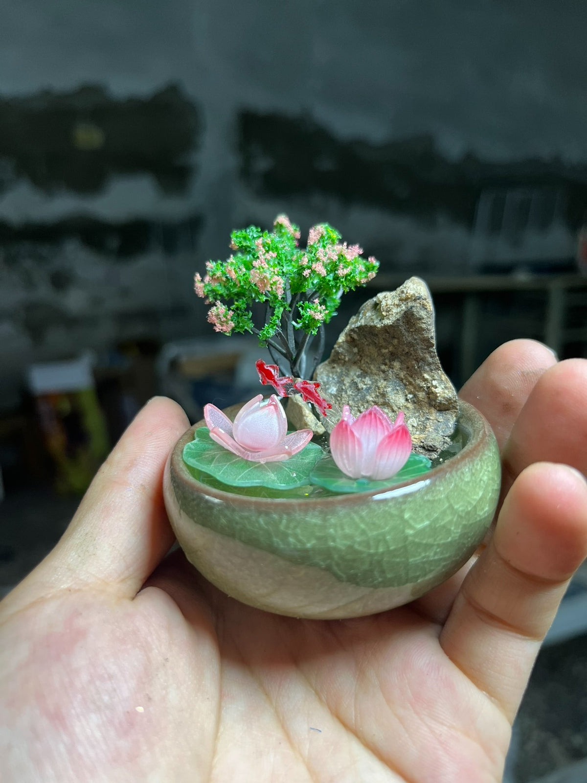 Lotus en koi keramisch miniatuur-landschapornament