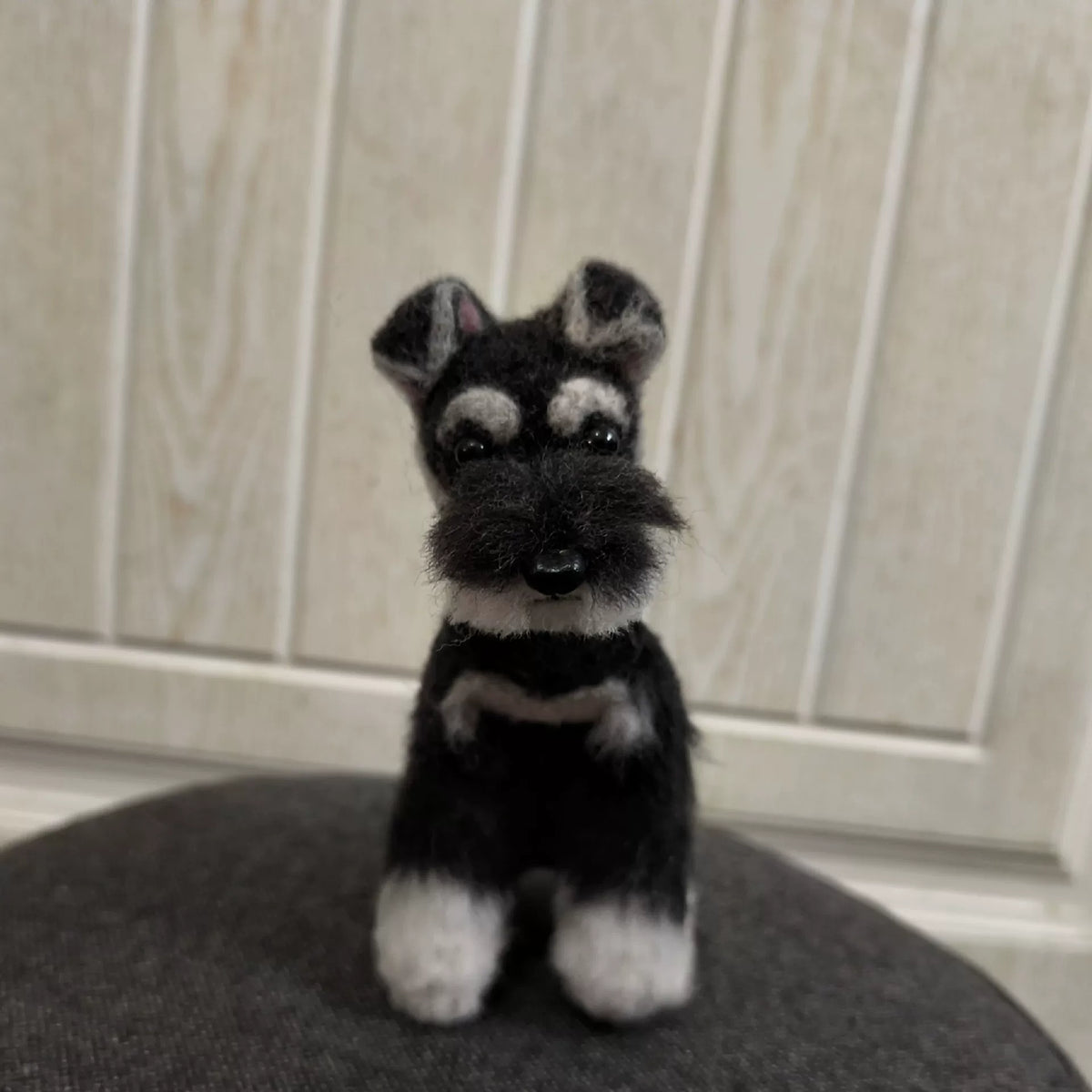 Handgefertigte schwarze Schnauzer-Puppenfigur aus Wollfilz