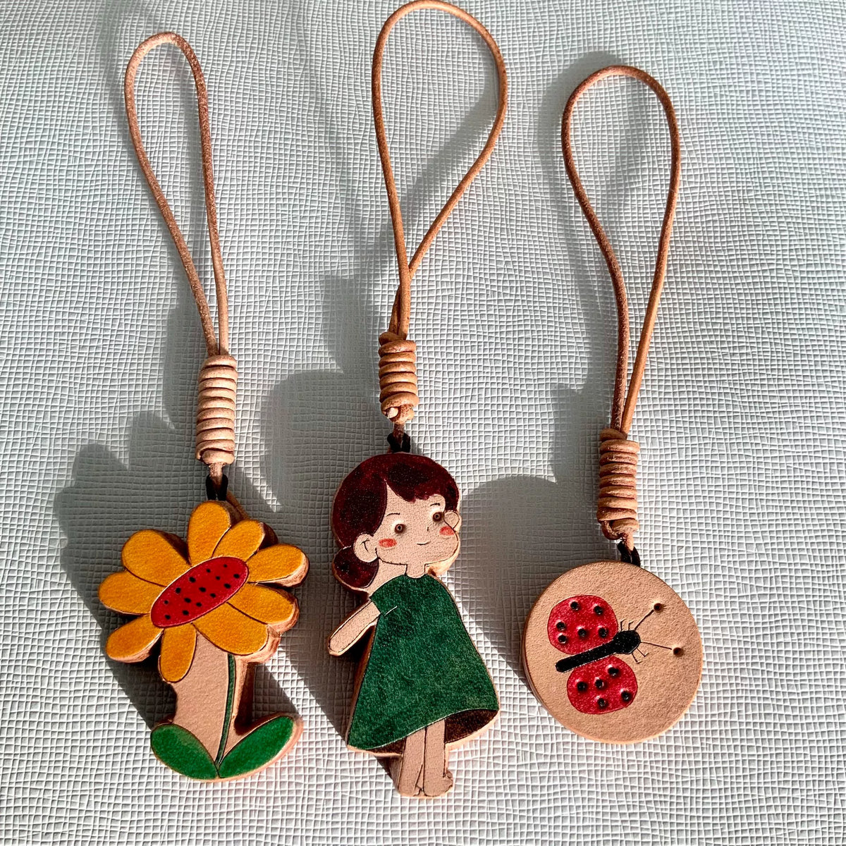 Handgemaakte leren charms meisje, kever en bloem