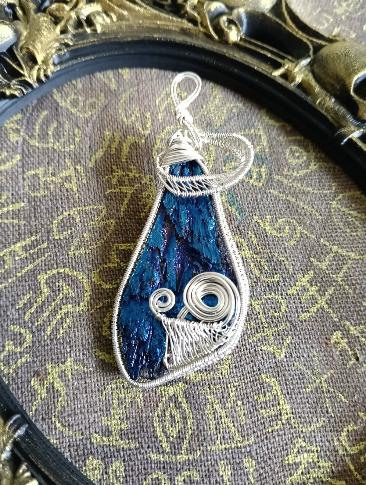 Ciondolo in filo avvolto con pietra blu iridescente
