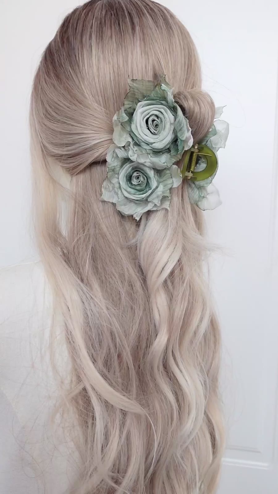 Pince à cheveux avec roses en tissu vert