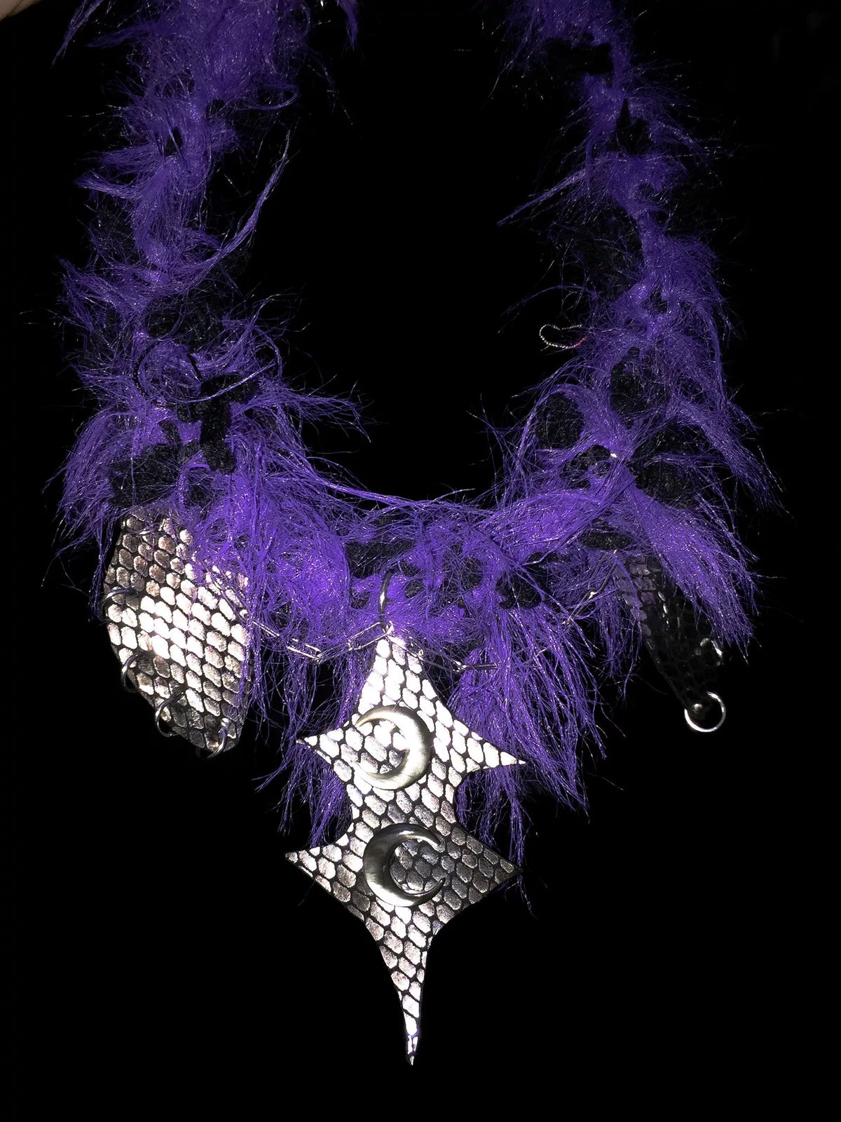 Collana Statement in Pelliccia Sintetica Viola
