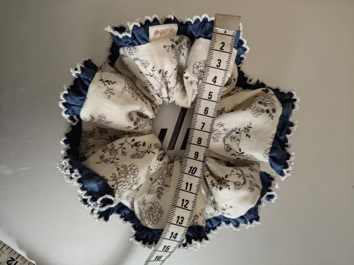 Oversized Bloemen Katoen Haarscrunchie met Blauwe Kant Ruche