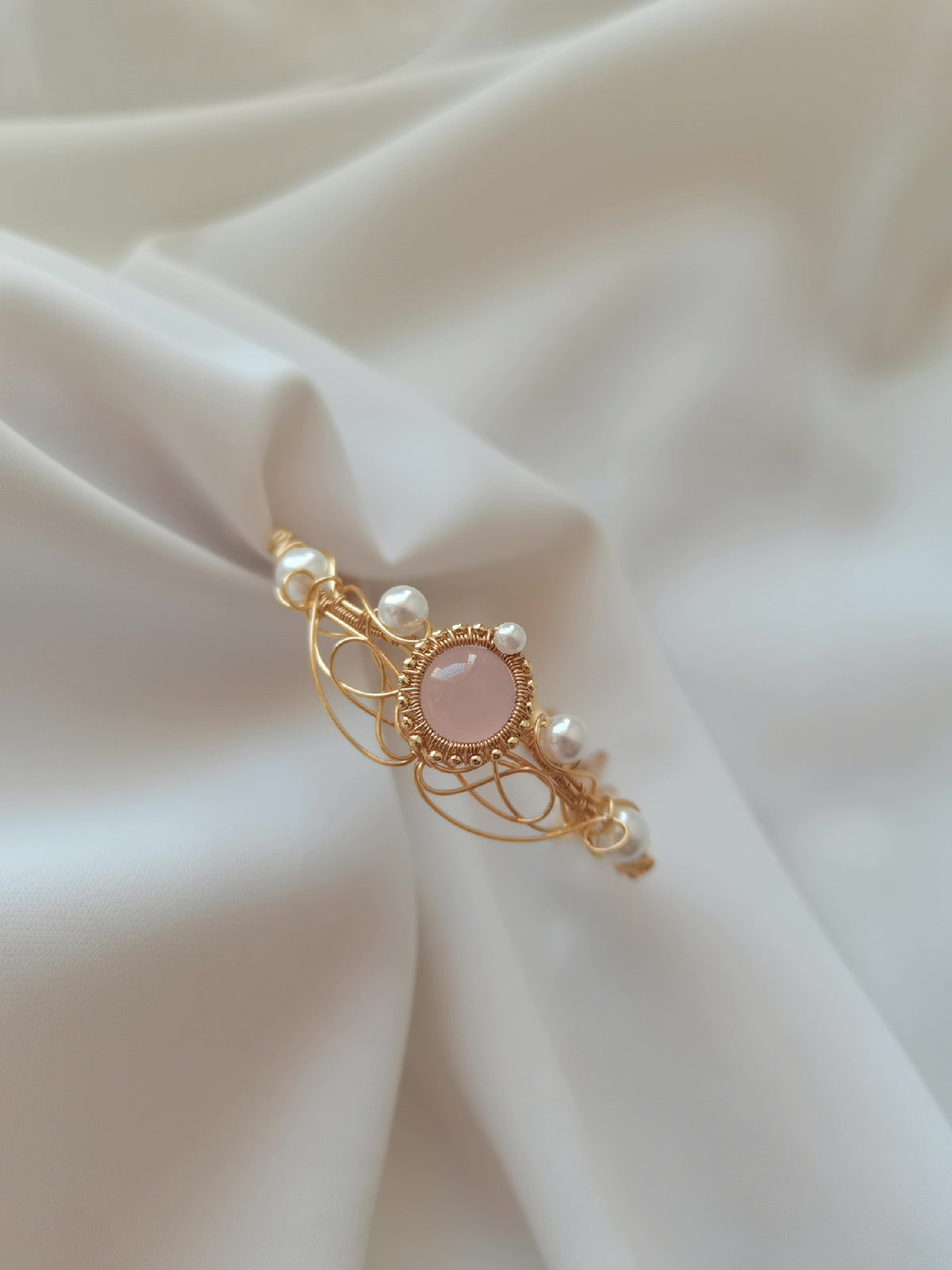 Pulseira de Quartzo Rosa com Fio Dourado