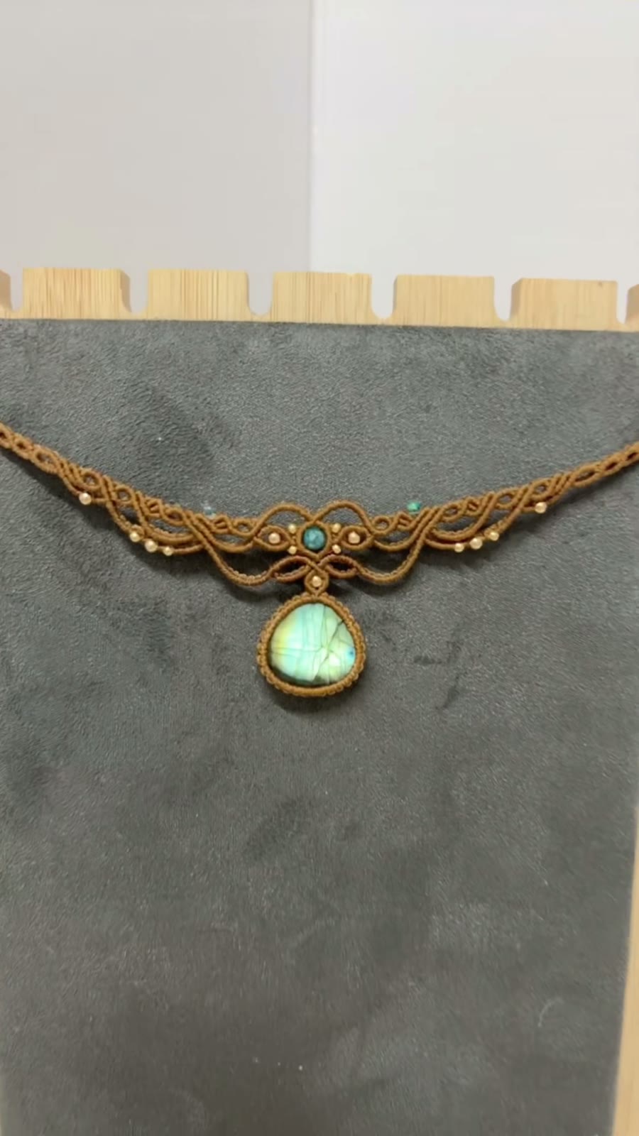 Collana Choker in Macramè con Labradorite