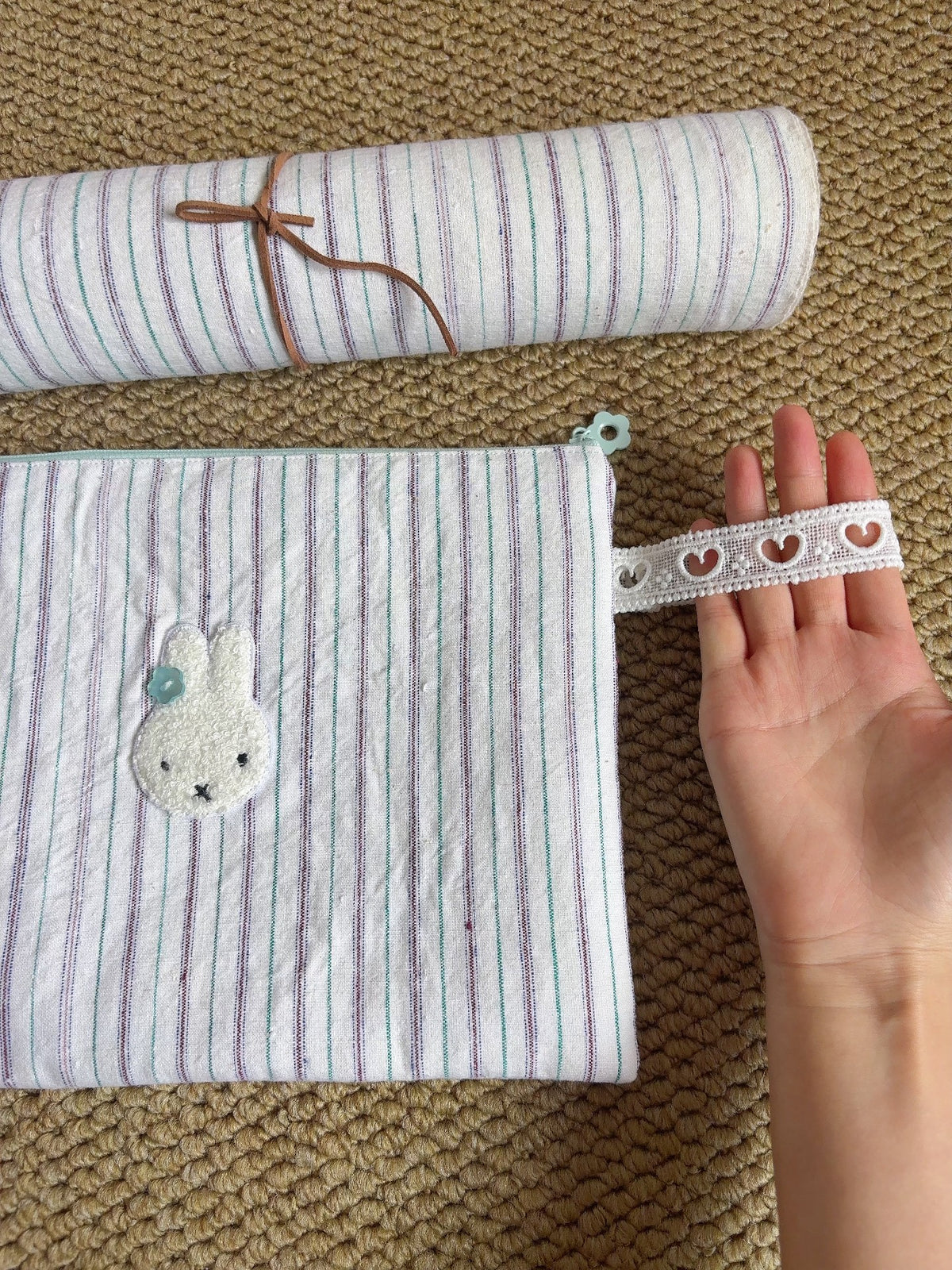 Handgewebte Baumwoll-Tablet-Hülle mit Hasen-Applikation