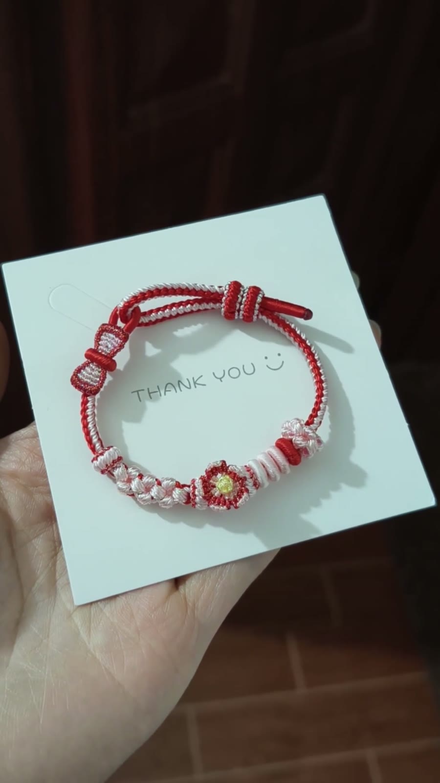 Pulsera de Flor Roja y Blanca Trenzada a Mano