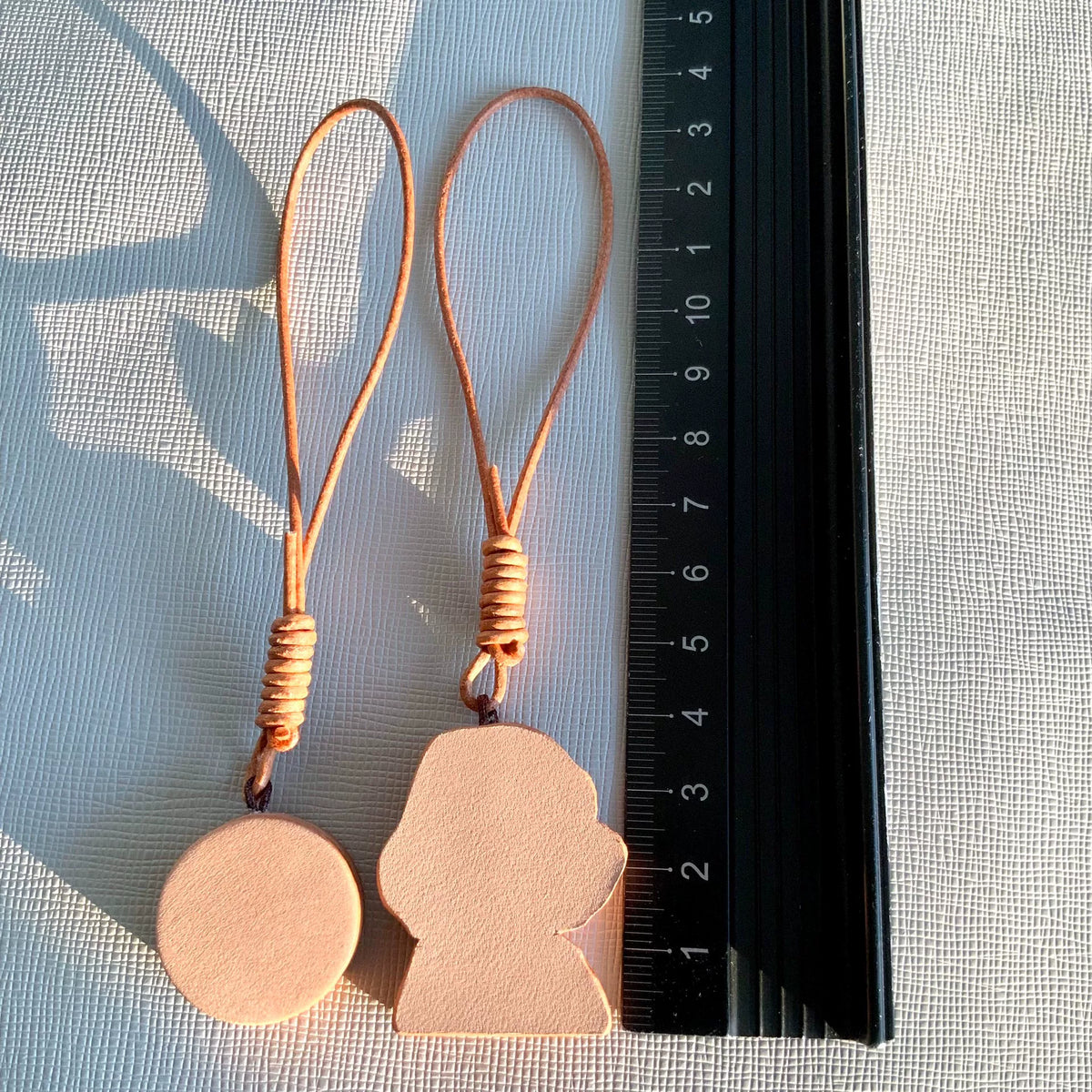 Set de colgantes de cuero con niña y trébol