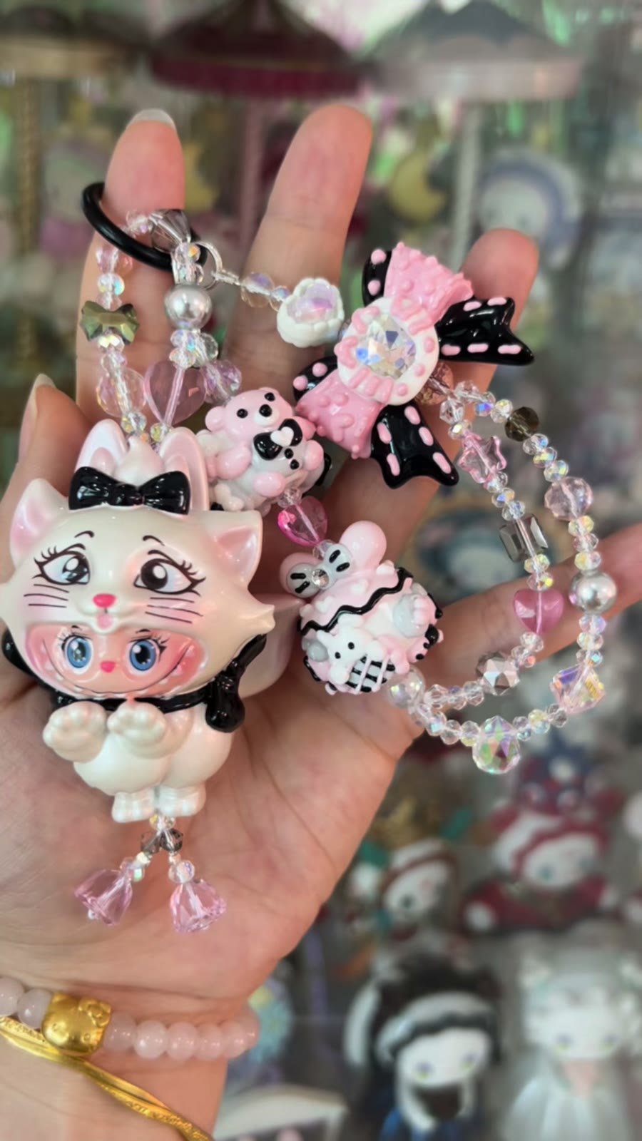 Pingente de Gato de Missçangas Pintado à Mano Preto e Rosa
