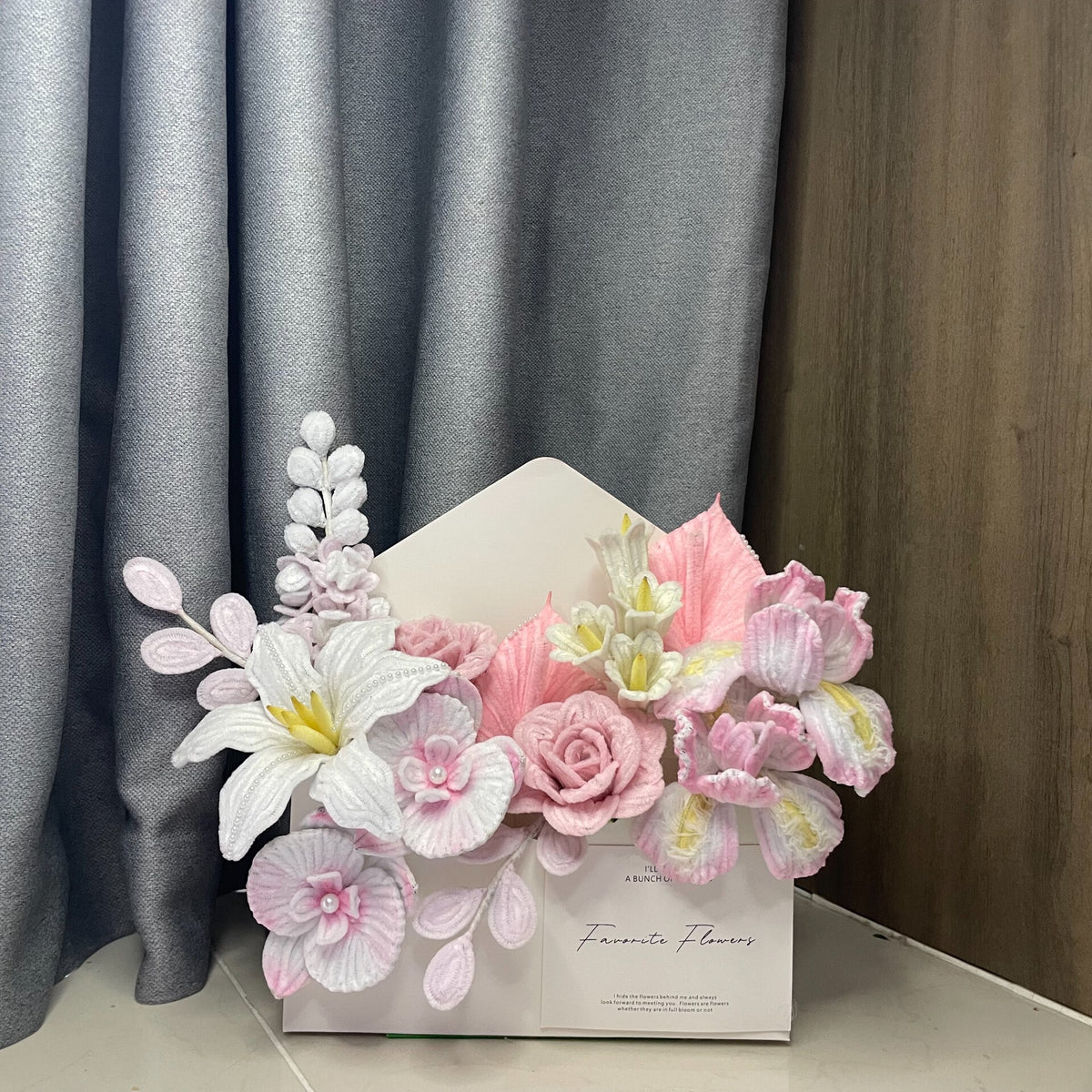 Arranjo Floral Feito à Mão em Caixa Envelope