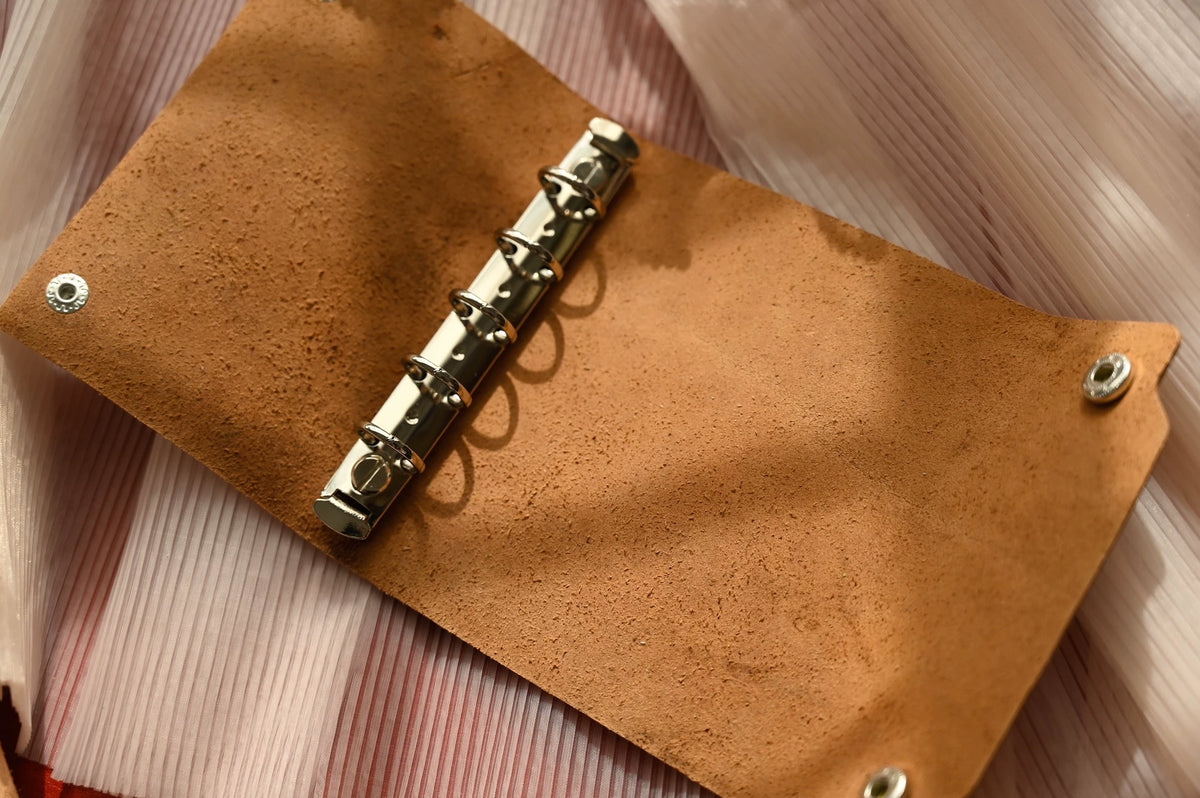 Funda para carpeta de anillas A7 en cuero curtido al vegetal