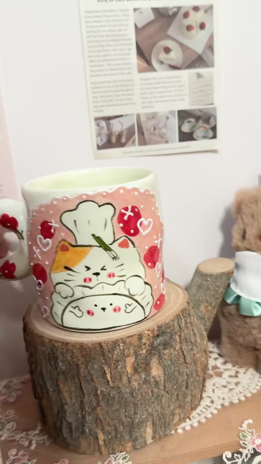 Handgjord keramisk mugg med kattkock och dumpling